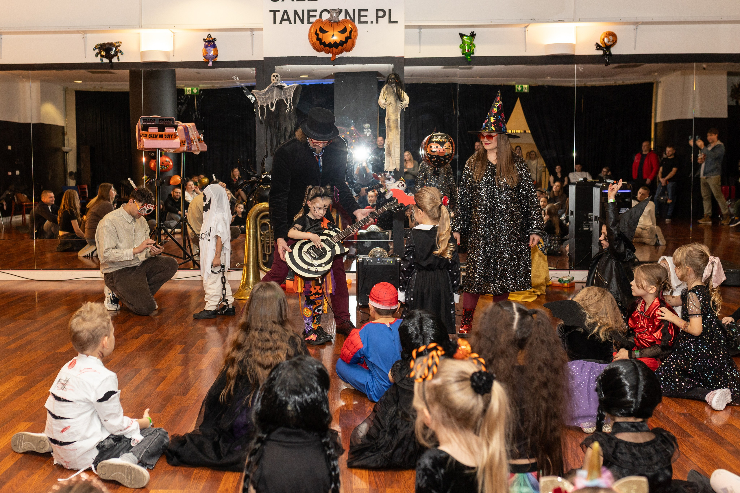 Leo dance studio Helloween 2025. Семейный и детский фотограф в Варшаве Мила Бобровская