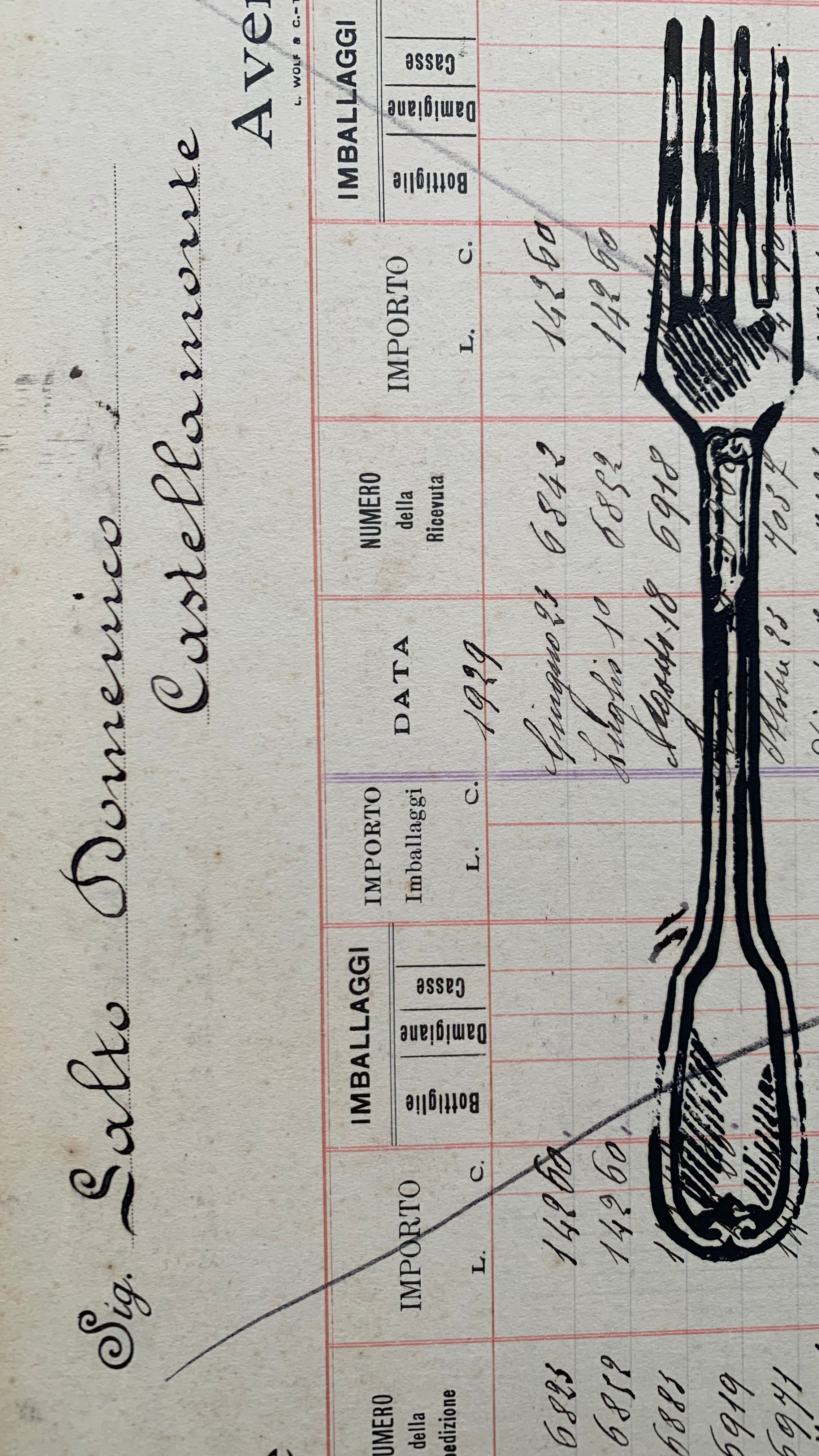 La serie Panem Quotidianum di Nadia Kuprina intreccia memoria italiana e suggestioni elleniche. Su pagine di un registro piemontese del primo Novecento, l’artista stampa a mano piatti e posate in linoleografia. Il piatto, dipinto in seppia, si ispira ai motivi decorativi delle antiche ceramiche greche, evocando figure e narrazioni circolari. Come nei vasi ellenici, il piatto diventa superficie narrativa: non solo oggetto d’uso, ma spazio simbolico dove il gesto del nutrirsi si trasforma in storia e rito.