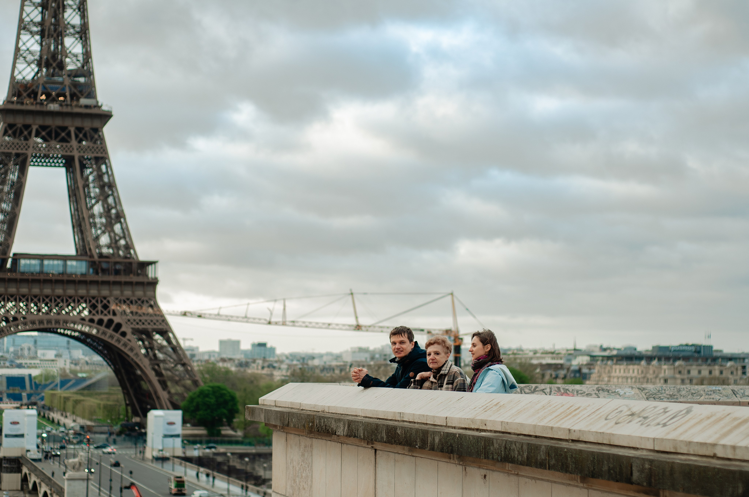 Family photoshoot at the Trocadero. Paris photographer — Polina Osipova