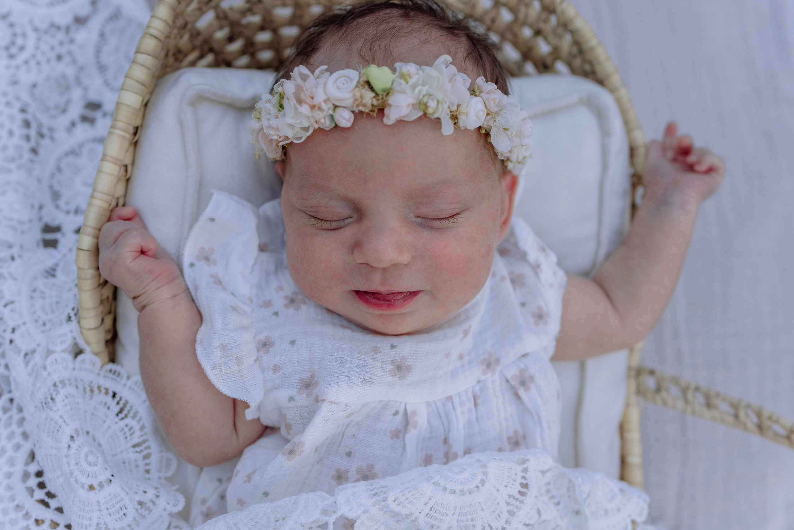 Babyfotografie mit weißem Kleid und Stirnband – natürliche Neugeborenenfotos zuhause