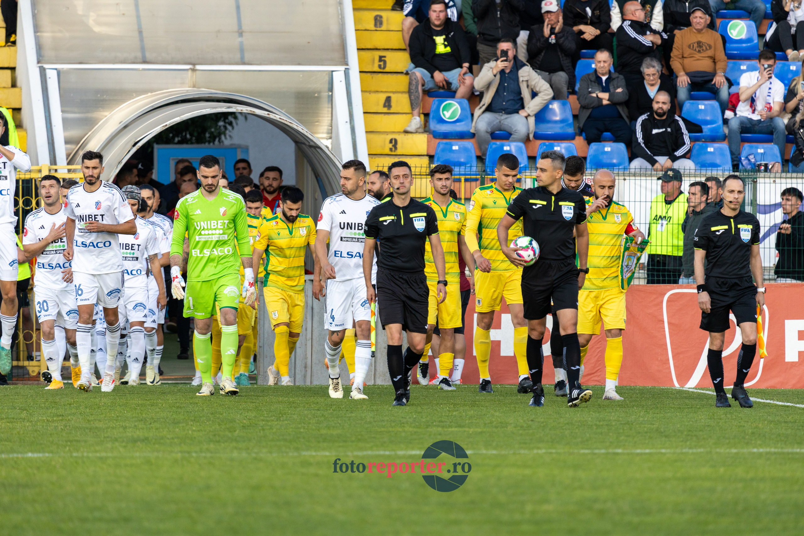 Galerie Foto: FC Botoșani vs. CS Mioveni - Pe 17 mai 2024, am fost martorii unei partide incredibile între FC Botoșani și CS Mioveni, în prima manșă a barajului pentru evitarea retrogradării. În fața unui stadion plin de emoție și speranță, echipa noastră a obținut o victorie importantă, cu un gol marcat de Aldair în minutul 93. 💪 *FC Botoșani 1-0 CS Mioveni*⚽️ Urmăriți momentele cheie ale meciului și bucuria suporterilor în această galerie foto! Pregătiți-vă pentru meciul de retur de pe 24 mai, când vom lupta din nou pentru a rămâne în prima ligă.#FCBotoșani #CSMioveni #BarajRetrogradare #ForzaBotoșani 