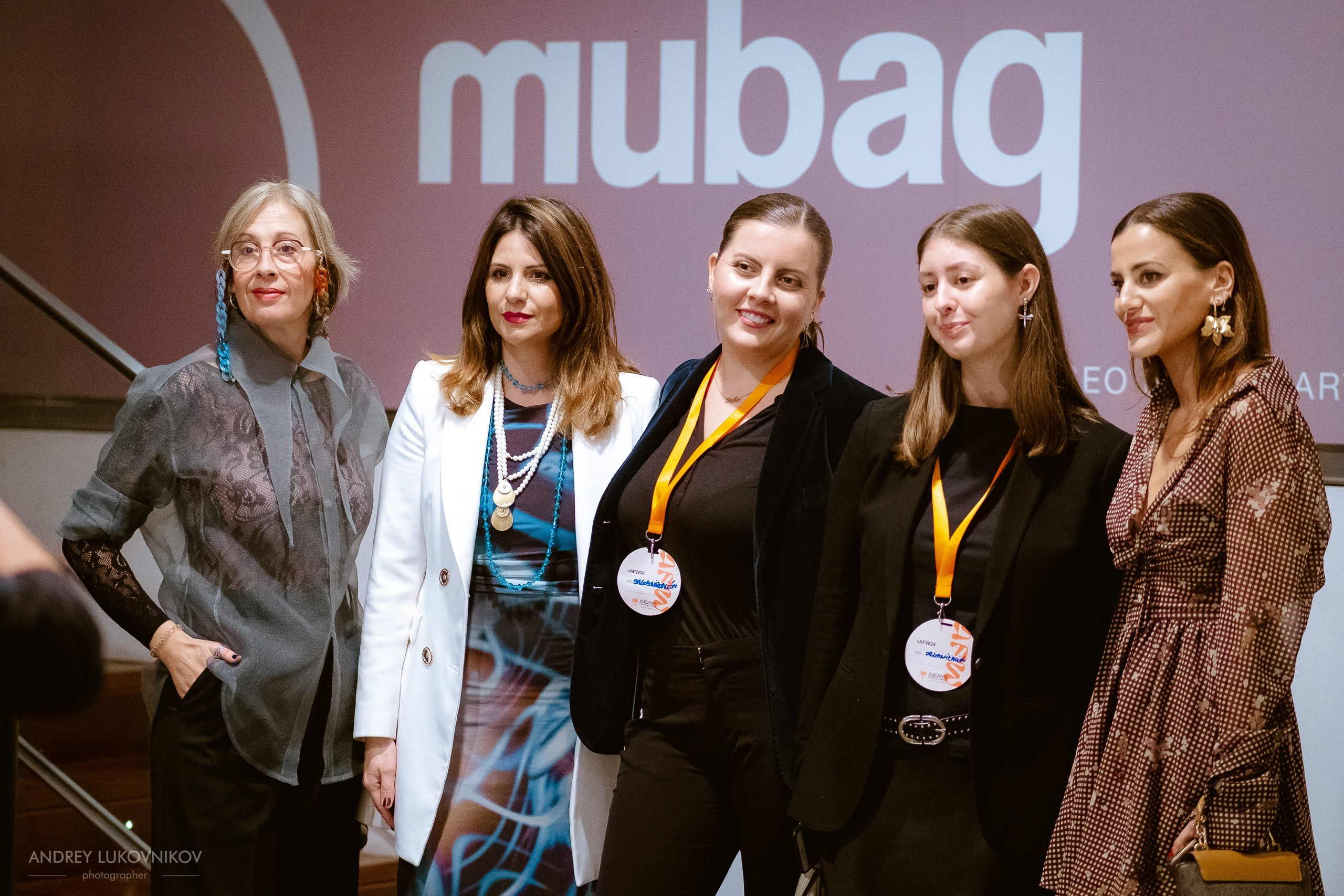 Fotografía del backstage del desfile de Arte y Moda a la Luz en Alicante