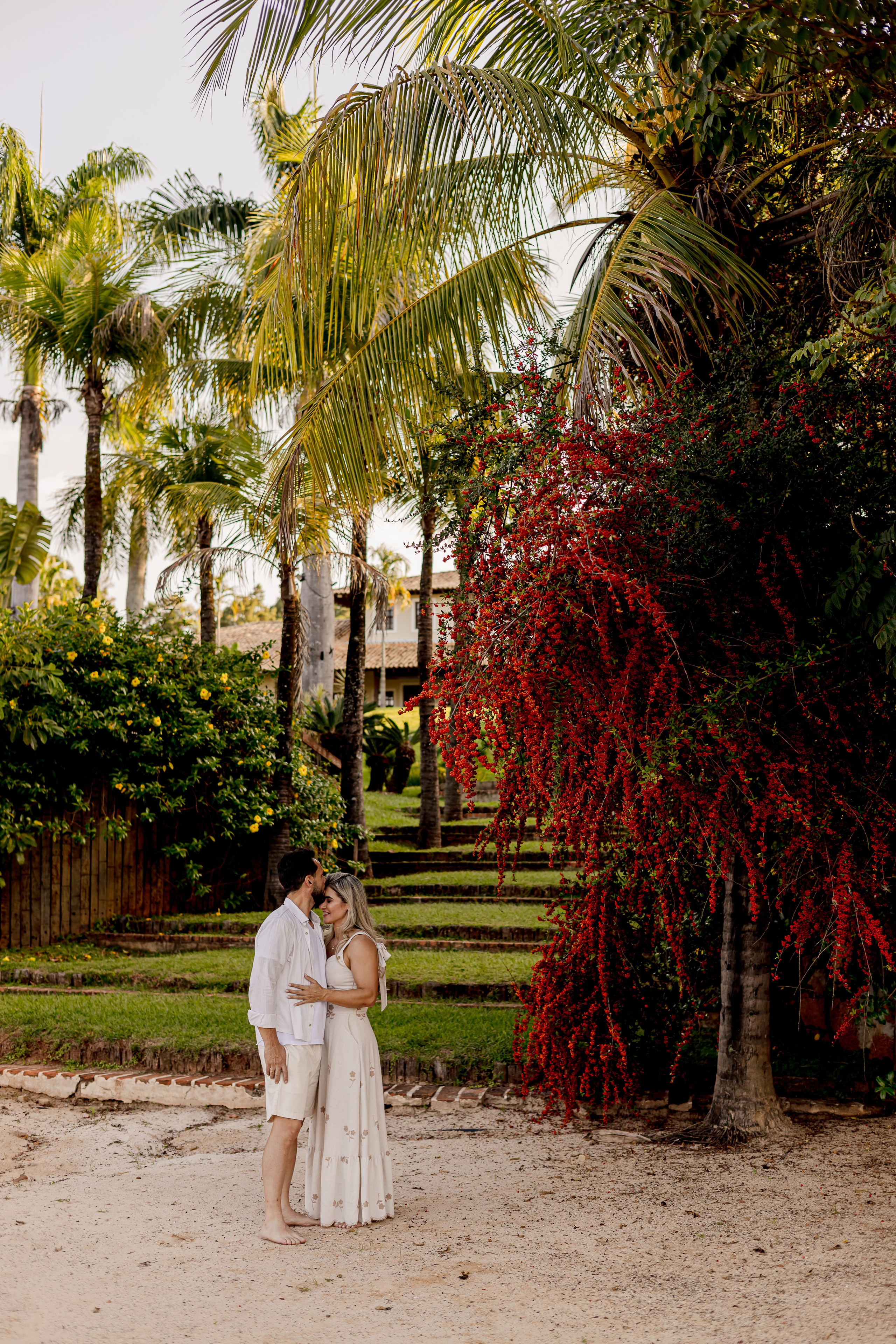 Ensaio Pré-Wedding no Interior Paulista com Lago, Areia e Pôr do Sol | Studio Melk. Tela cheia