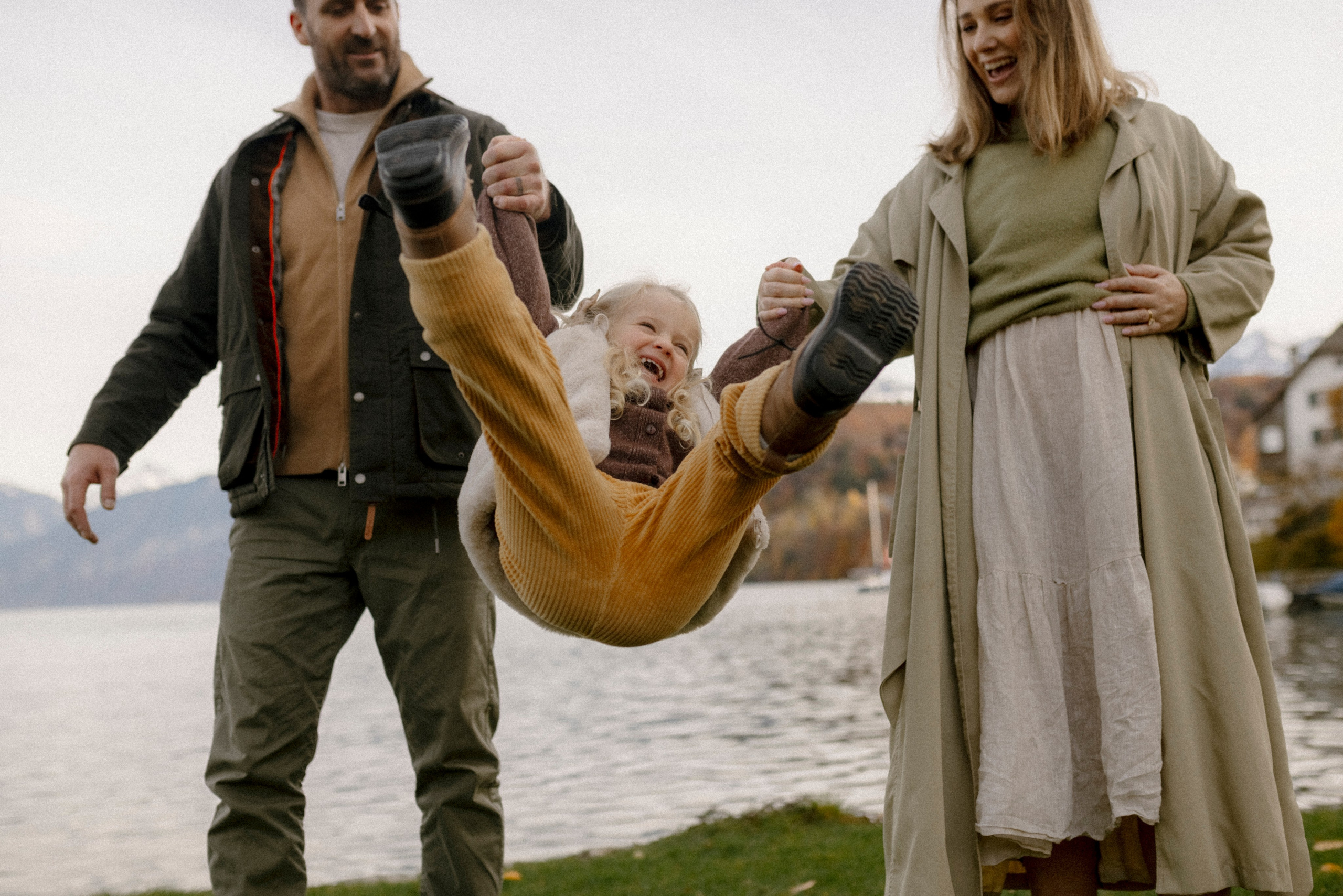 Under the Tree. Polina Sobol — family & documentary photographer in Bern. Outdoor & urban photo sessions for families, kids and couples