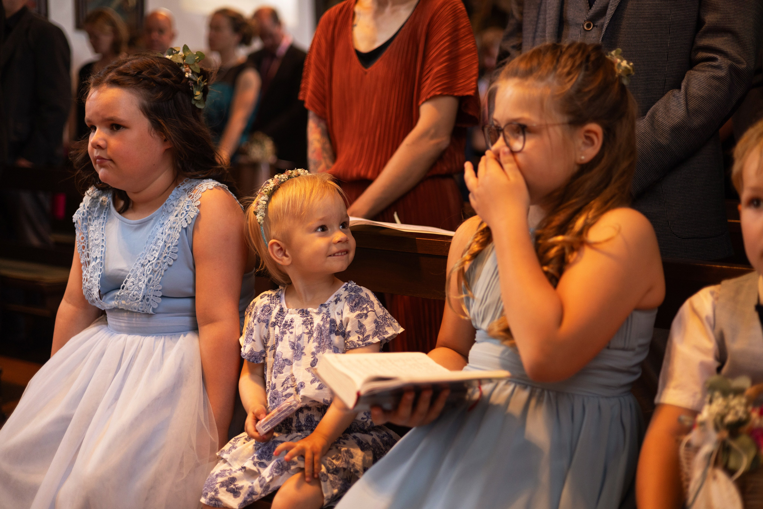 Romantisches Hochzeitsfoto vor der Kirche in Schwagsdorf, aufgenommen nach der Trauung