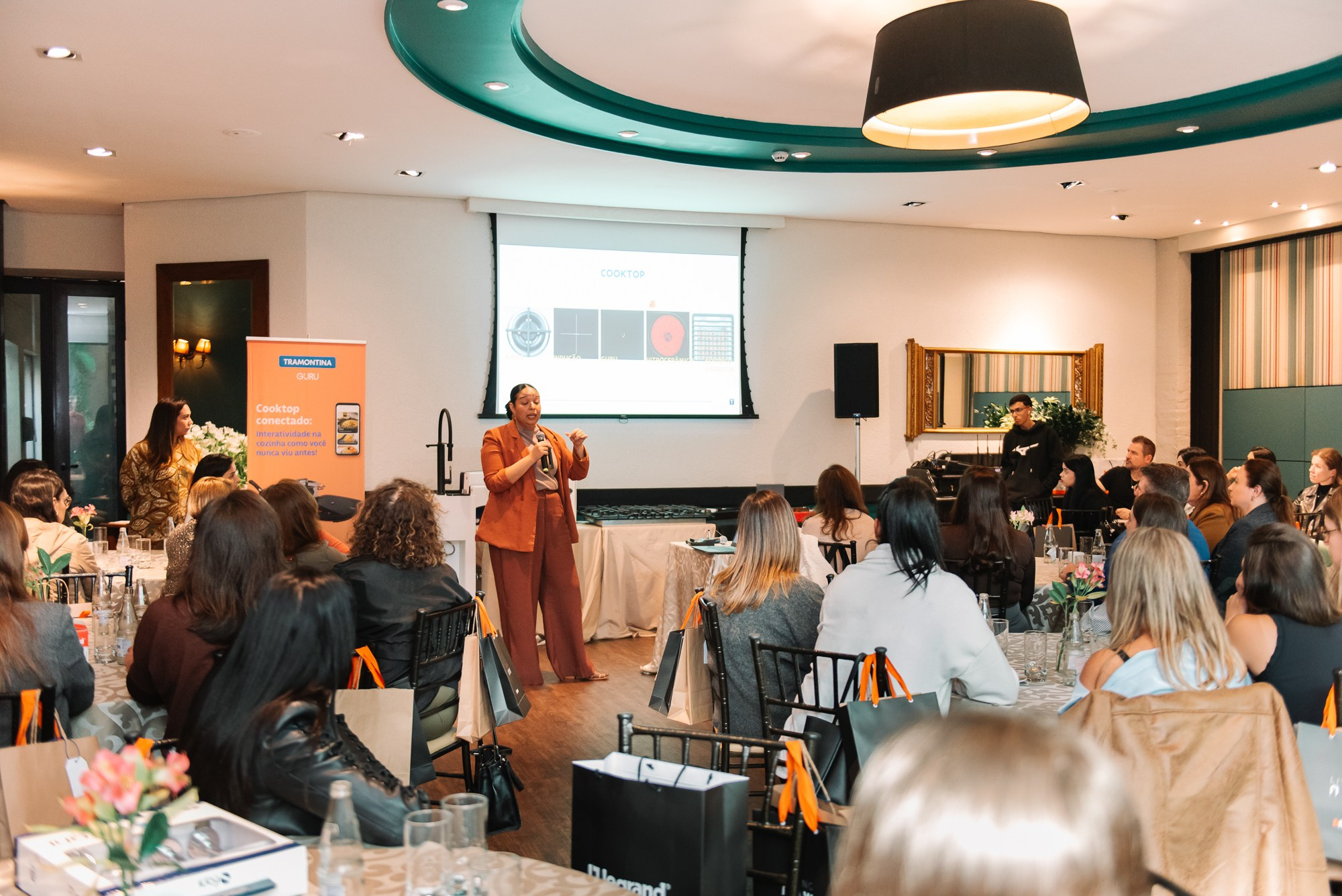 Café + Conteúdo | Casa Pinezi. 78 Imagens