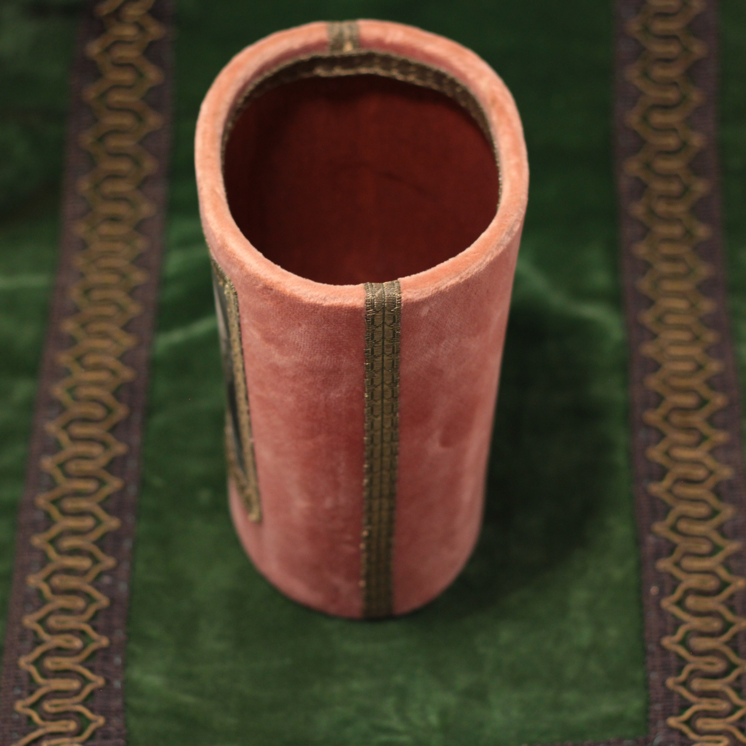 Fan box. Современнные и актикварные украшения в Барселоне, Москве и Санкт-Петербурге