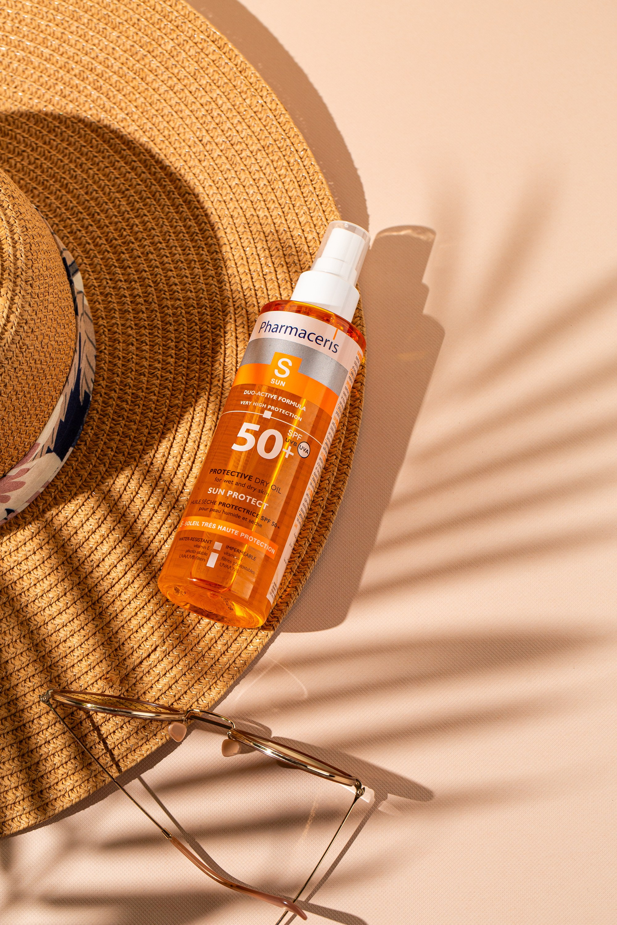 Pharmaceris SPF 50+ günəşdən qoruyucu yağ – saman papaq, eynək və kölgə effekti ilə yay konsepti