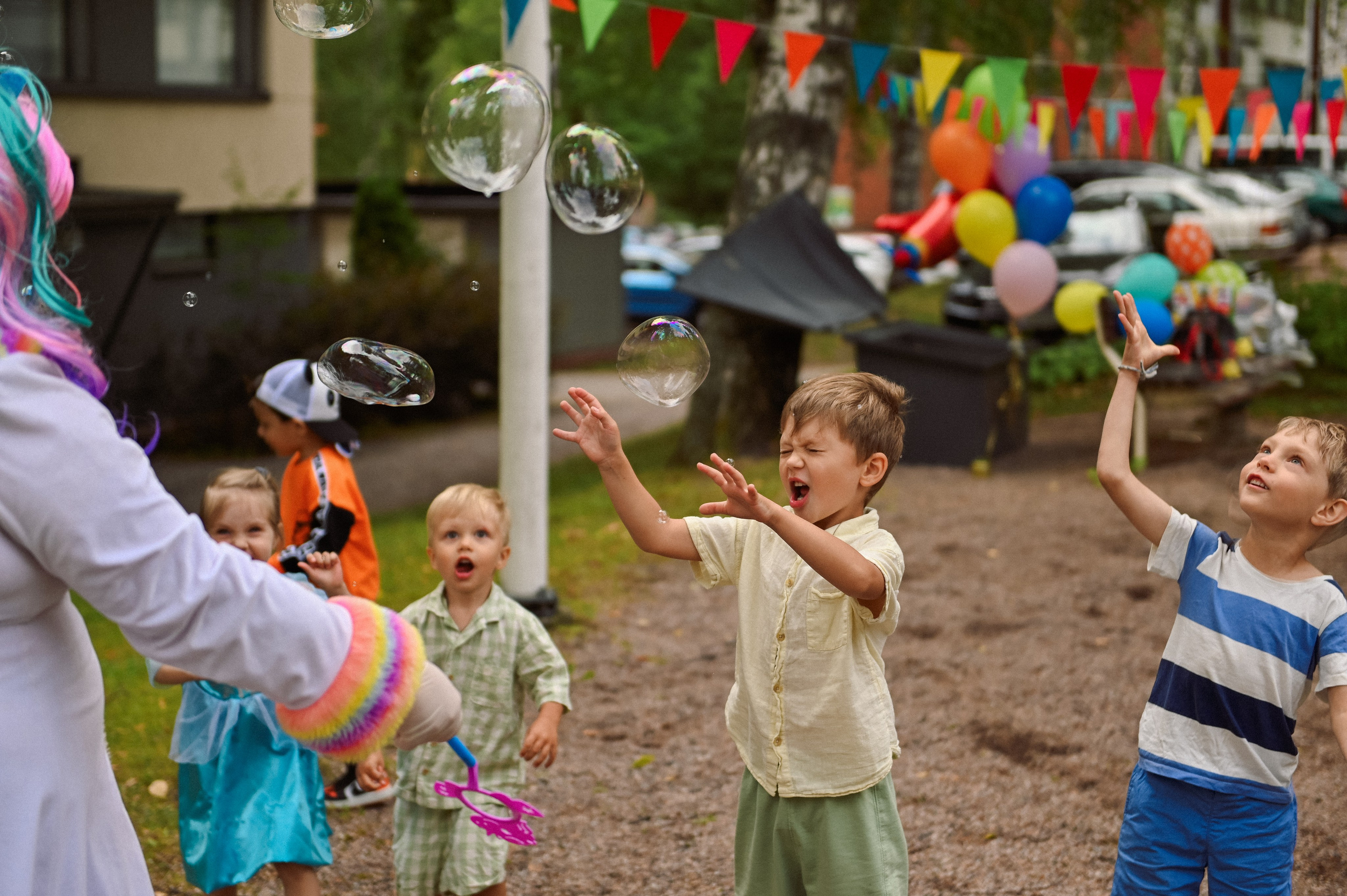 Праздник во дворе дома. Детский и семейный фотограф в финляндии дина пулкка. контент фотограф