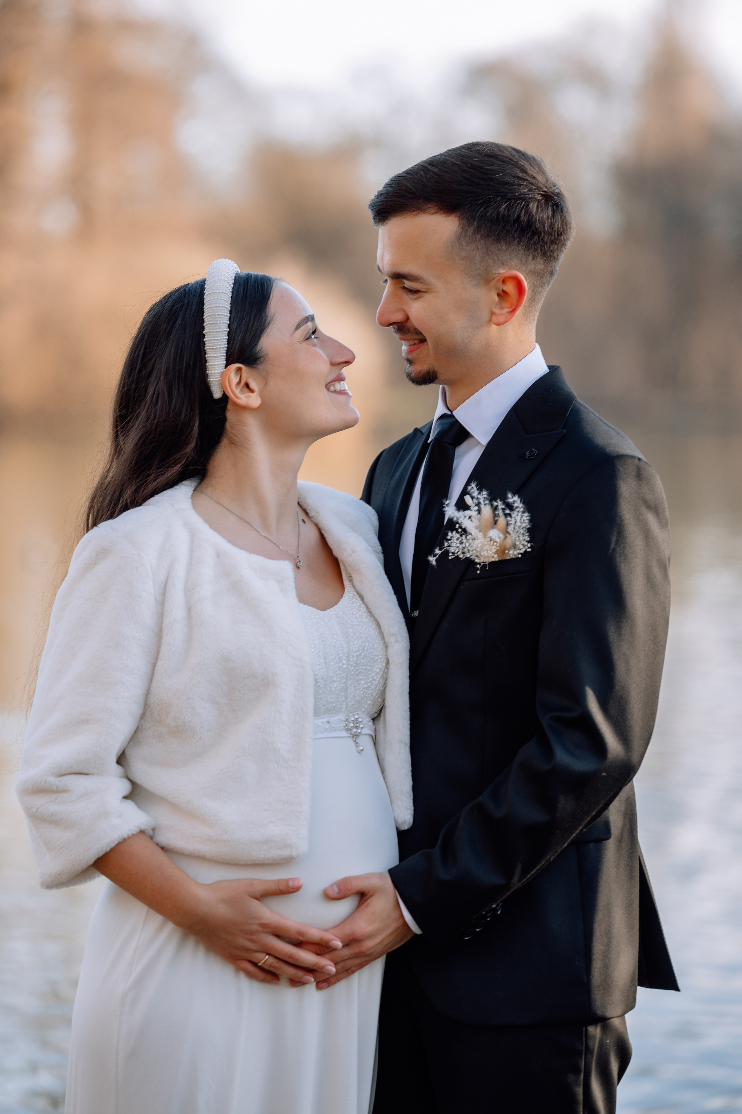 Bräutigam berührt den Babybauch der Braut – innige Aufnahme Standesamt Schwabing