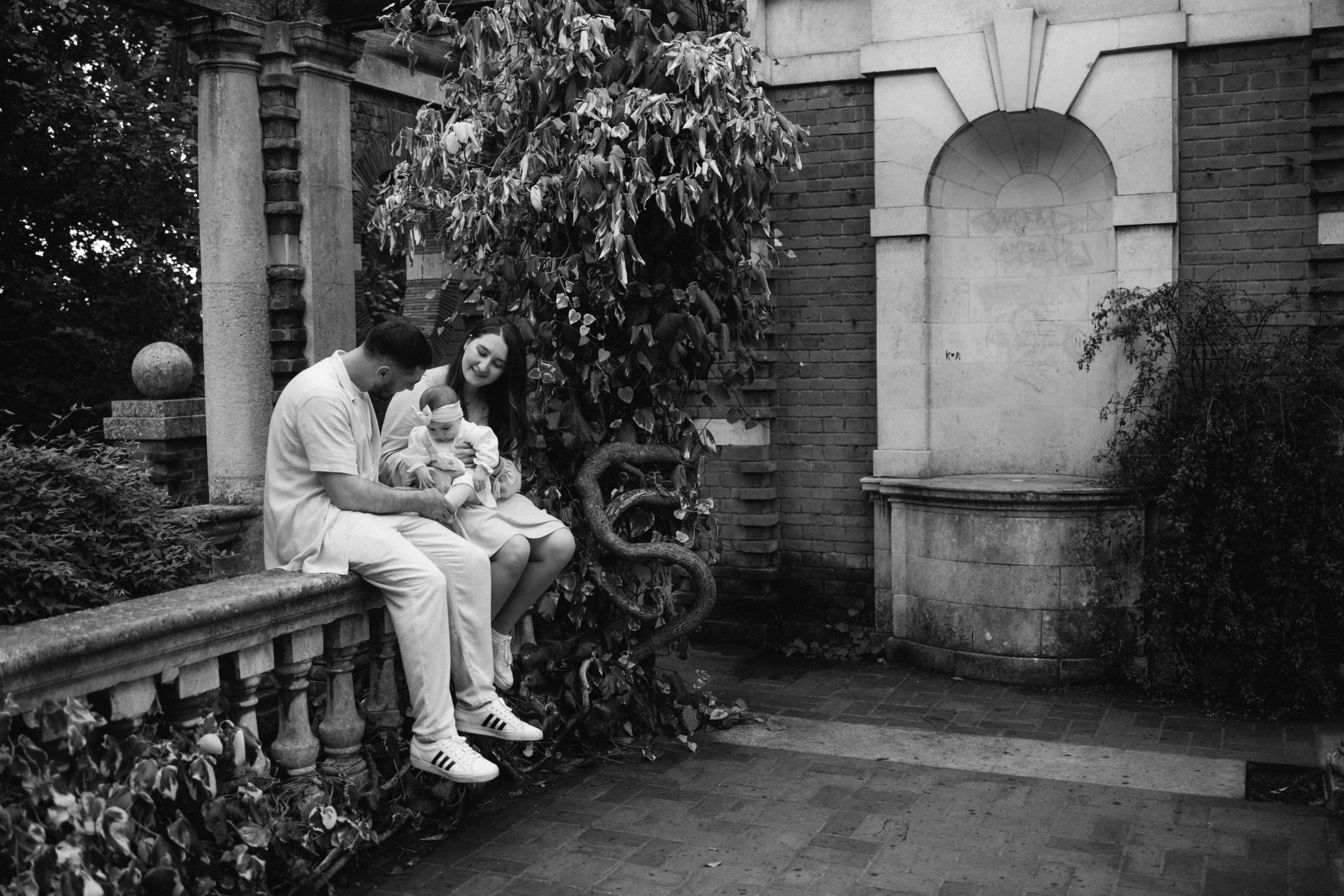 Pergola gardens. Photographer in Milton Keynes, Northampton & London — Wedding, Family & Portrait Photography