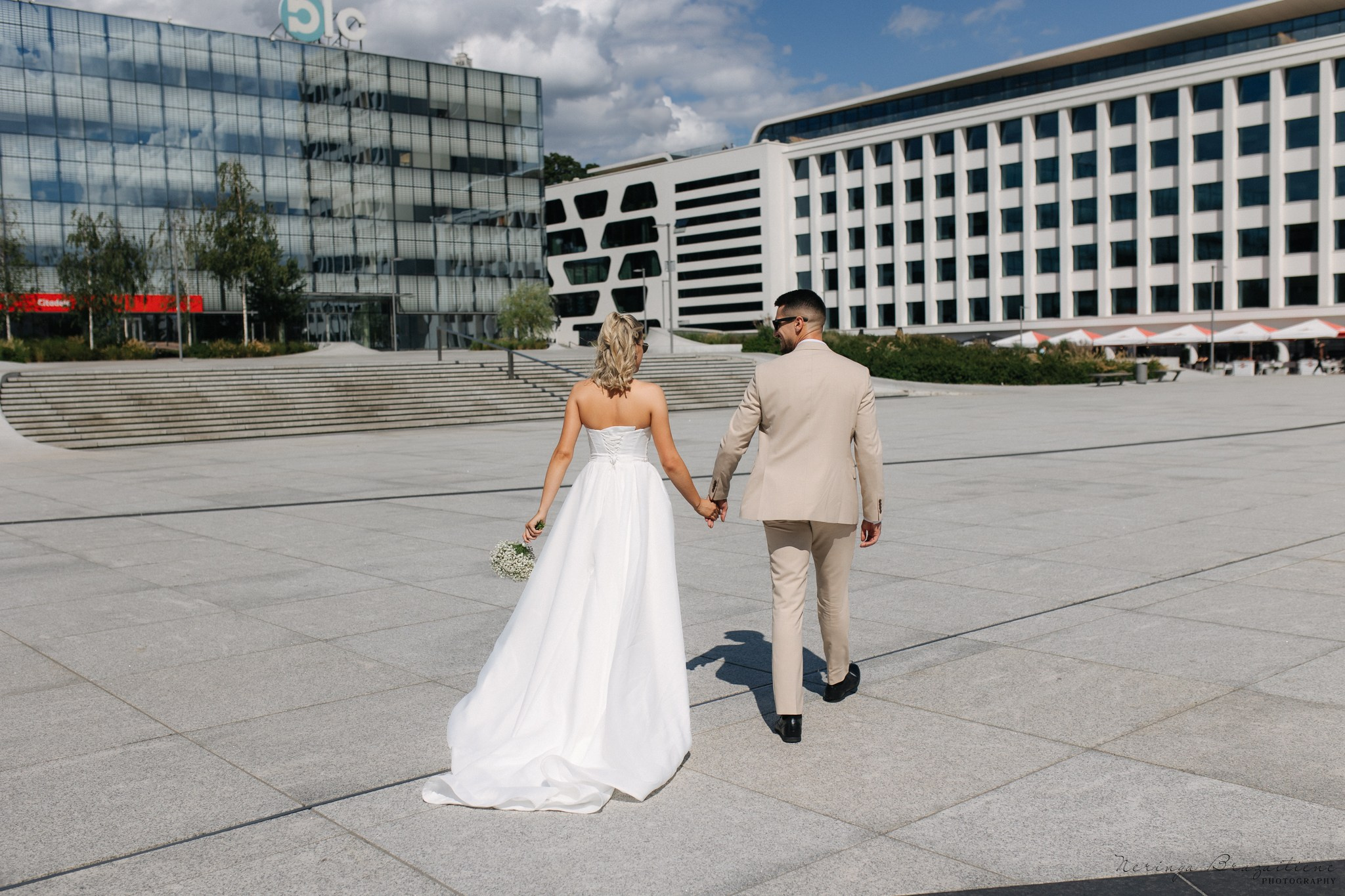 Vestuvinė fotosesija Kaune, Vienybės aikštėje, prie Lietuvos banko