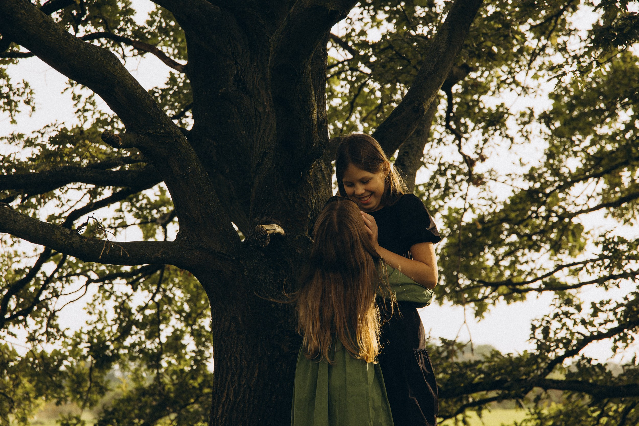 Mama und ihre zwei bezaubernden Töchter in einer familiären Fotosession. Familien & Hochzeitfotografin Nadja Holzmann