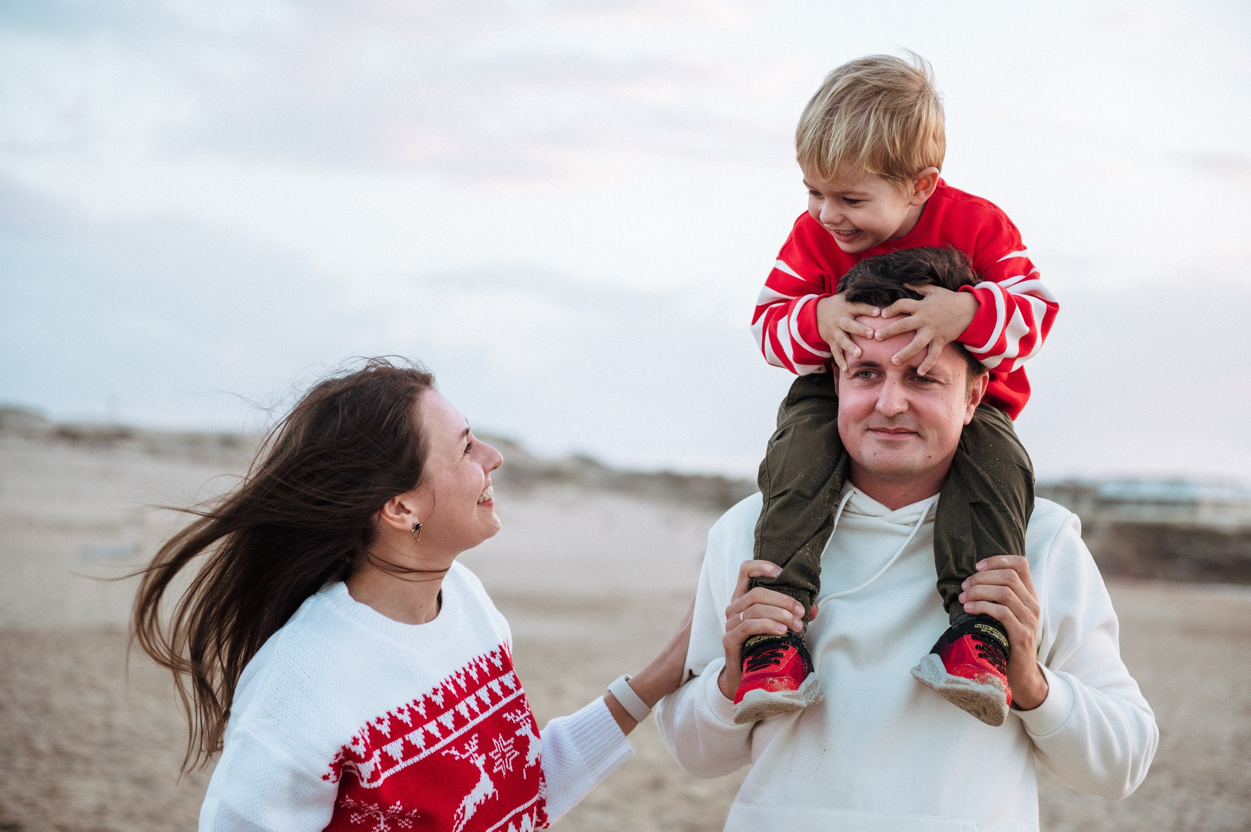 Family Christmas photoshoot on the beach in Portugal. Ваш фотограф в Лиссабоне — Анна Белова