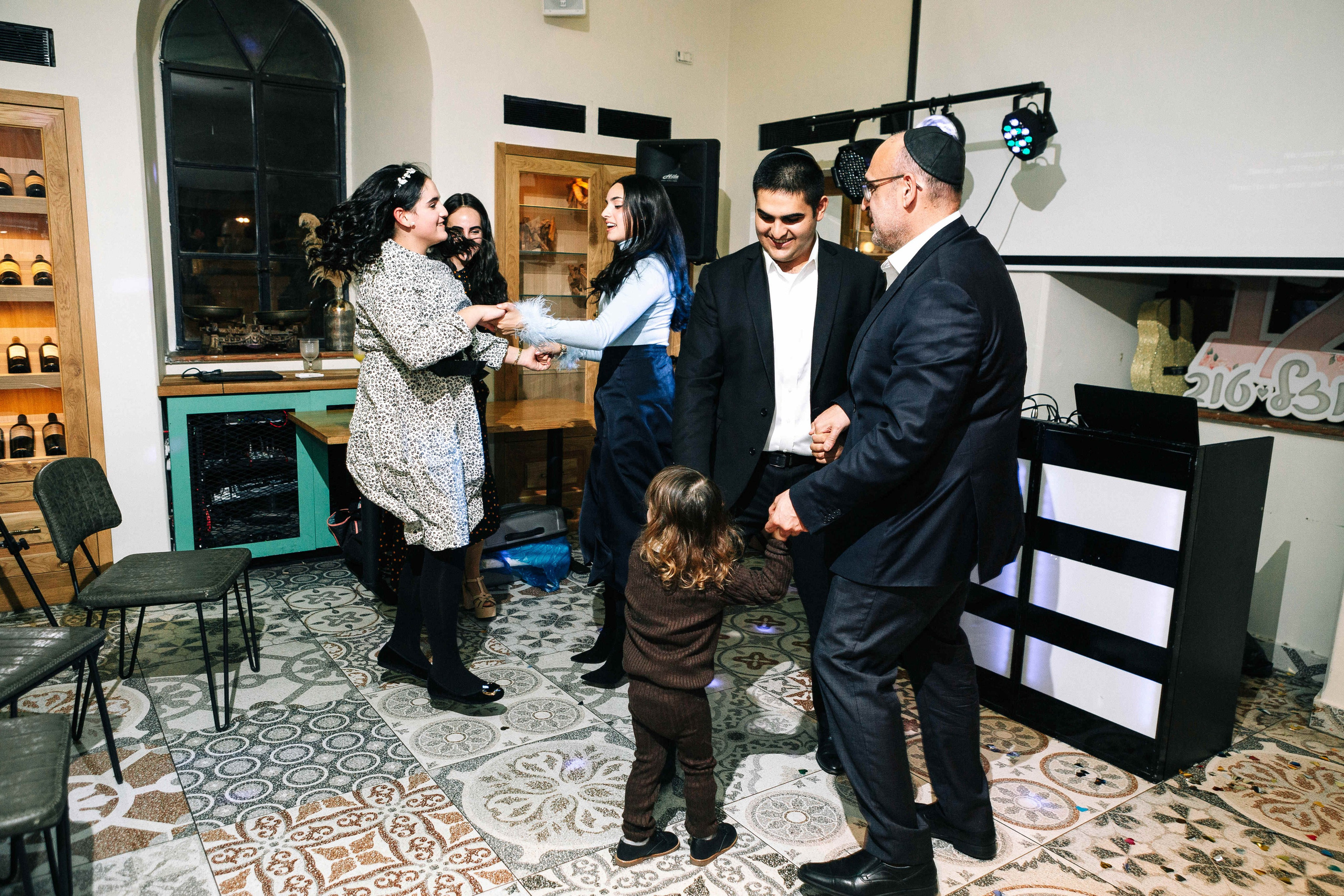 PARTY IN A RESTAURANT WITH THE WHOLE FAMILY. Https://shi-photo.com/