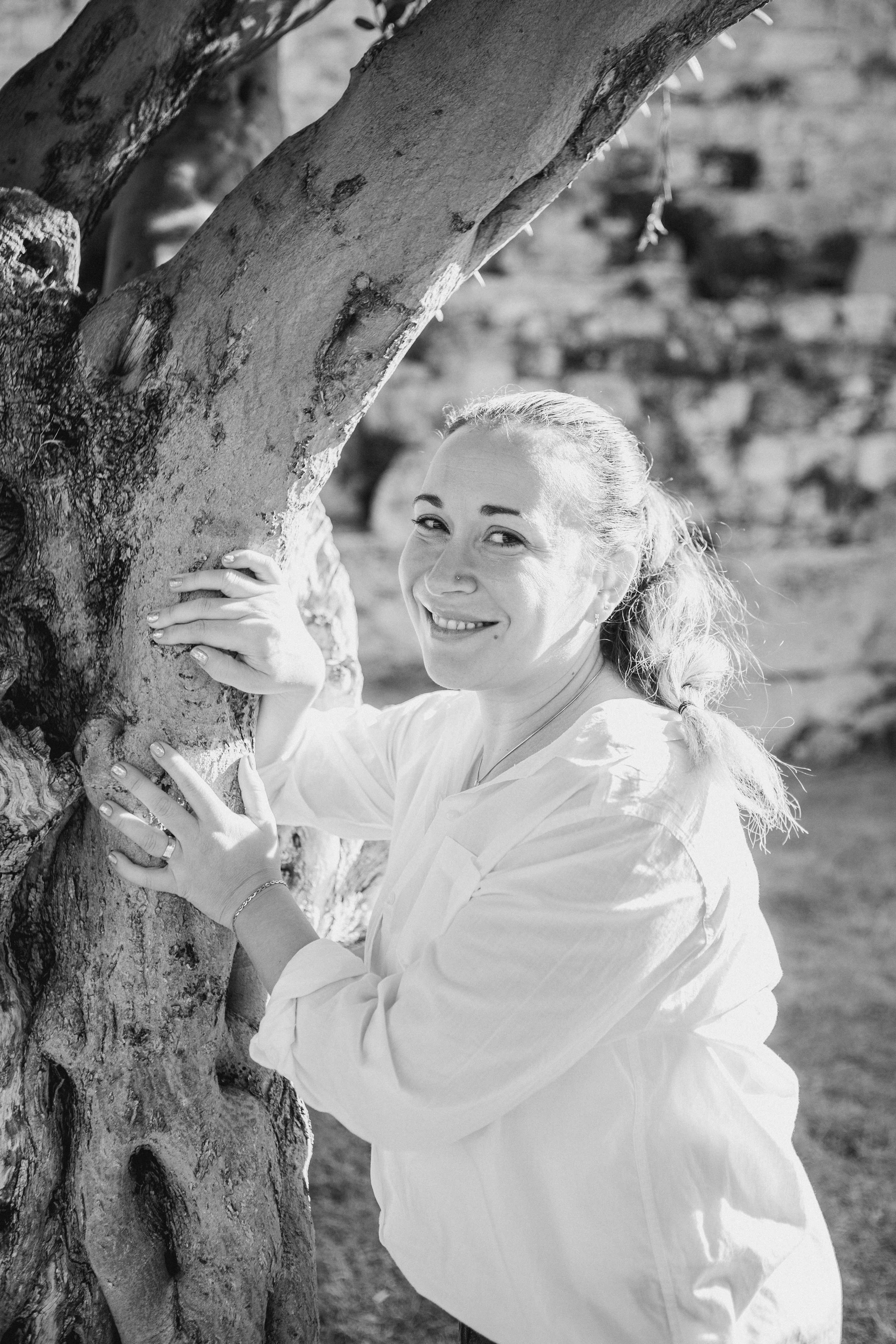 AT THE WALLS OF THE OLD CITY. PHOTOGRAPHER IN ISRAEL