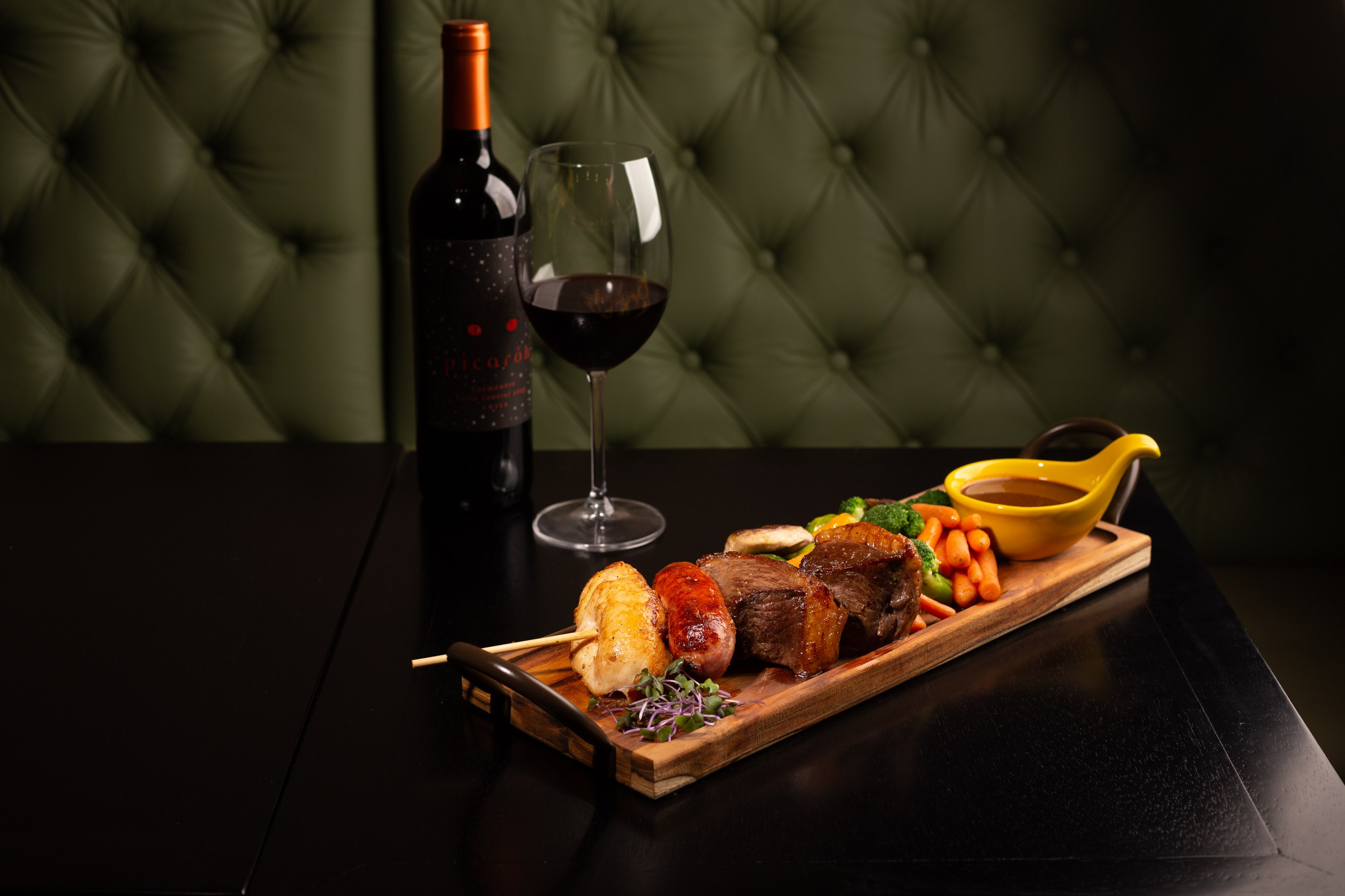 Filé de carne grelhada servido com legumes assados. 