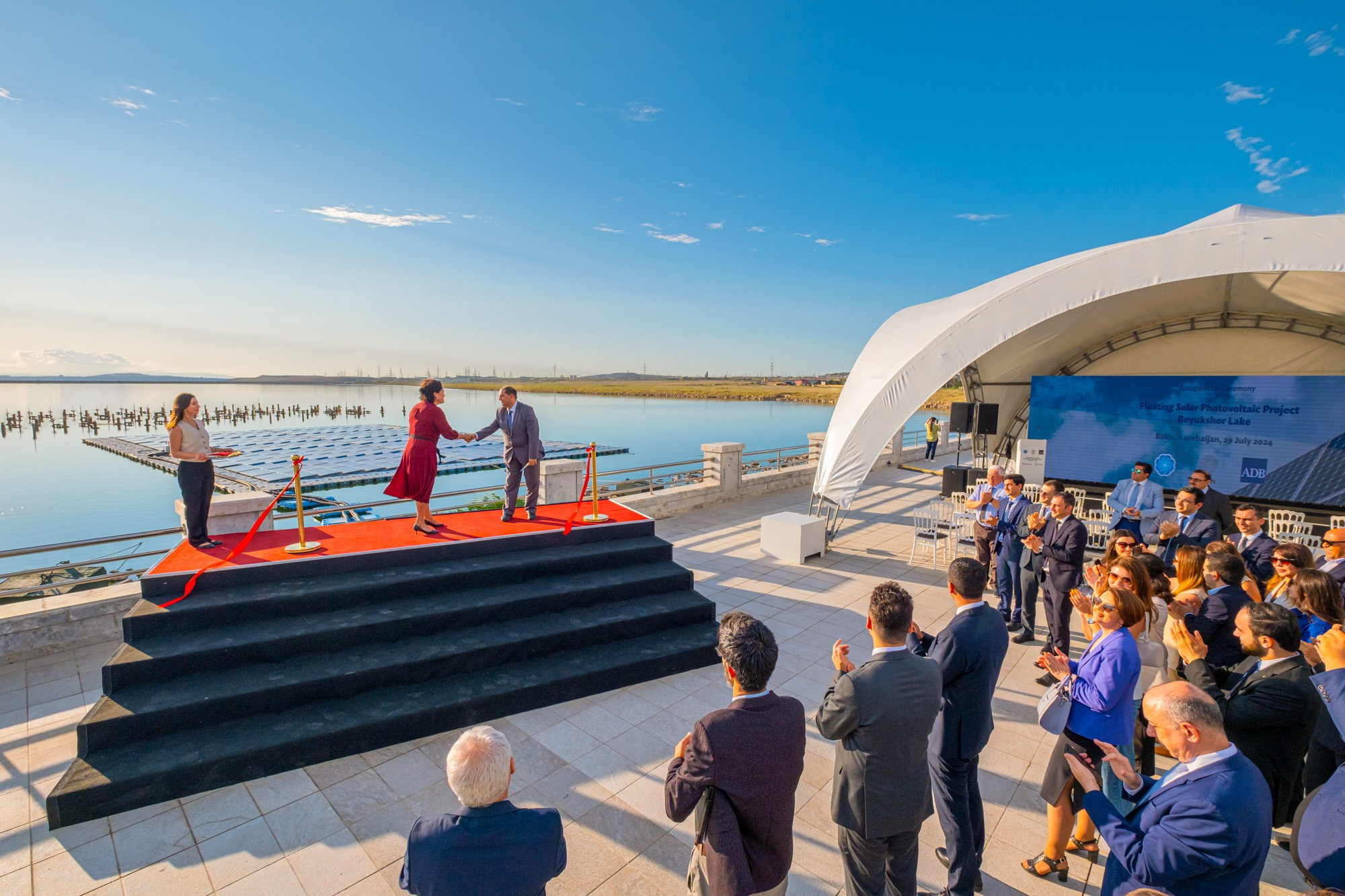 üzən günəş panelləri Azərbaycan, Böyükşor gölü, bərpa olunan enerji layihəsi 2024, Kandis MakDiqan, Cavid Abdullayev, Asiya İnkişaf Bankı.