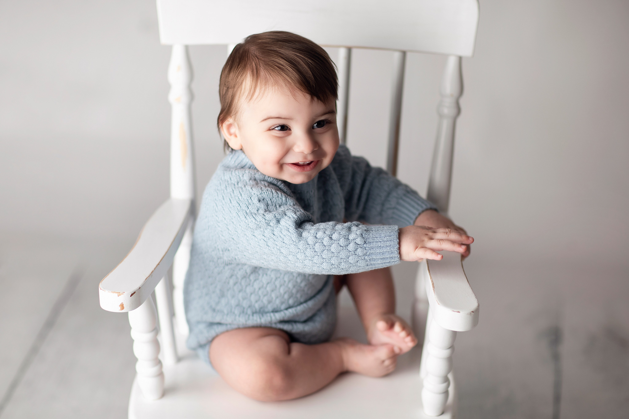 Upplev en oförglömlig fototillfälle i vår studio, där vi fångar er familjs naturliga leenden och kärlek.