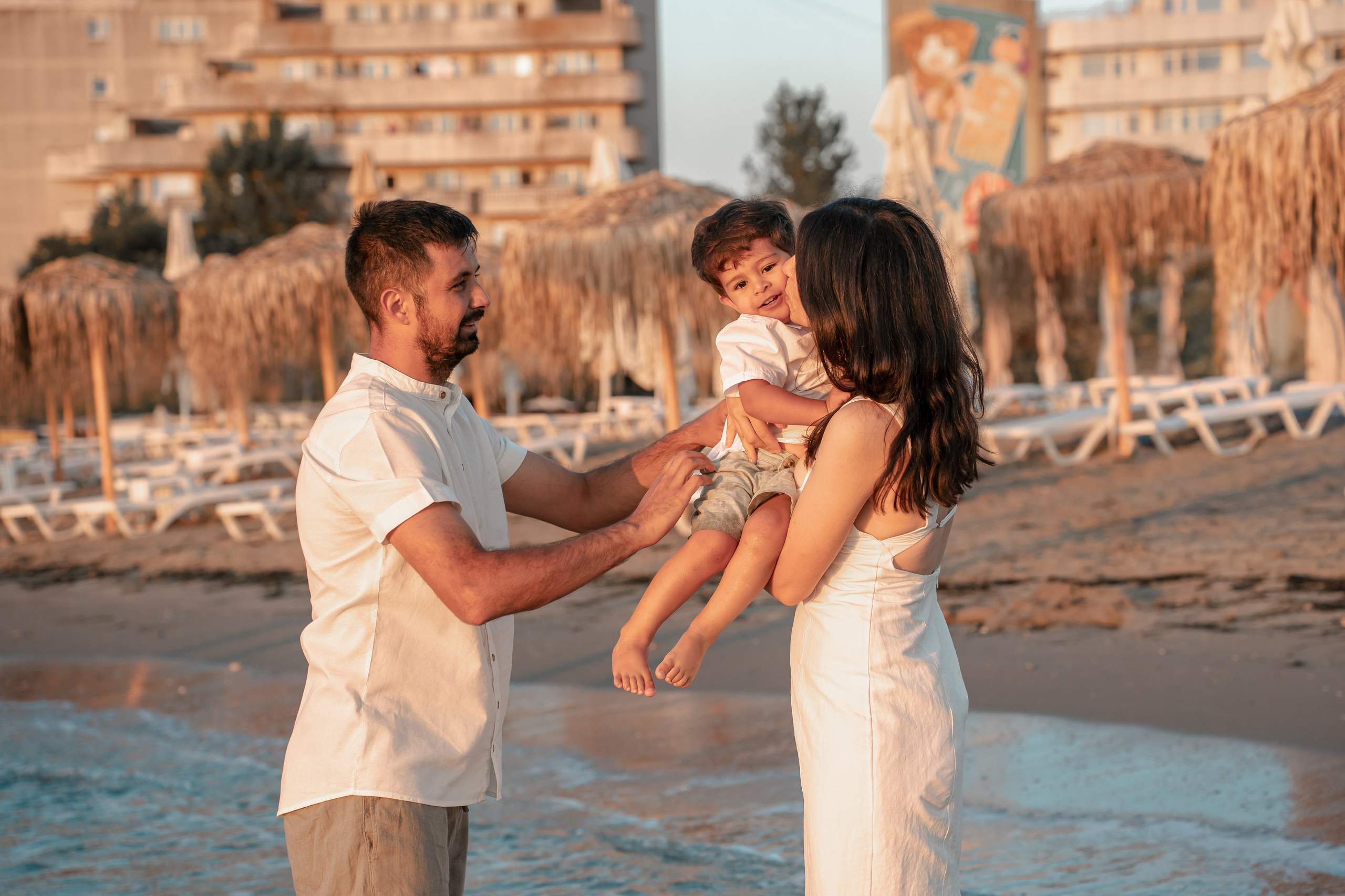 parinti care se joaca cu copilul lor