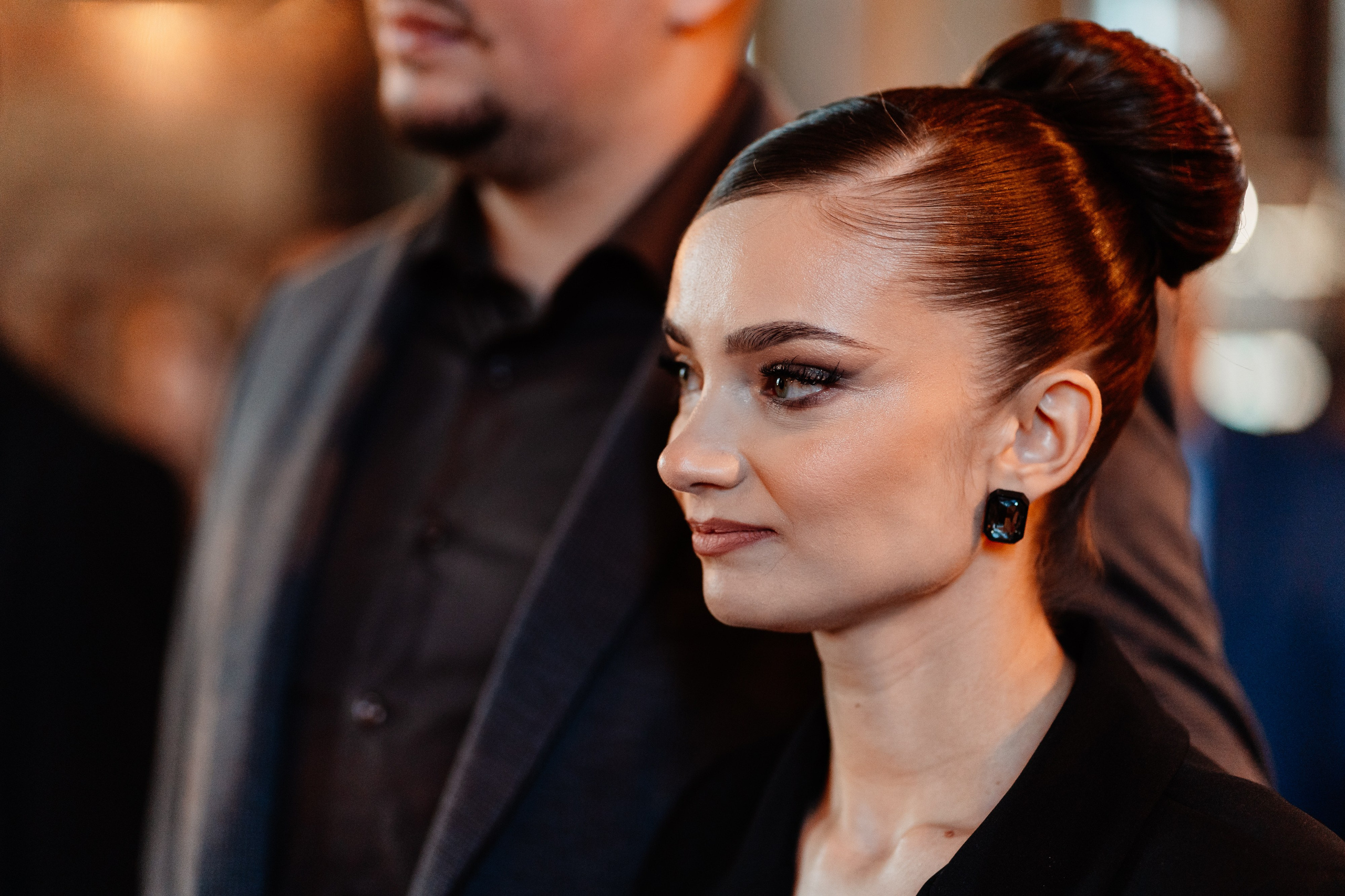 Instantaneu plin de tandrețe dintre părinți și bebeluș în ziua botezului, realizat în Craiova. Fotografie profesională de botez, capturând emoțiile autentice ale familiei într-un decor luminos și cald