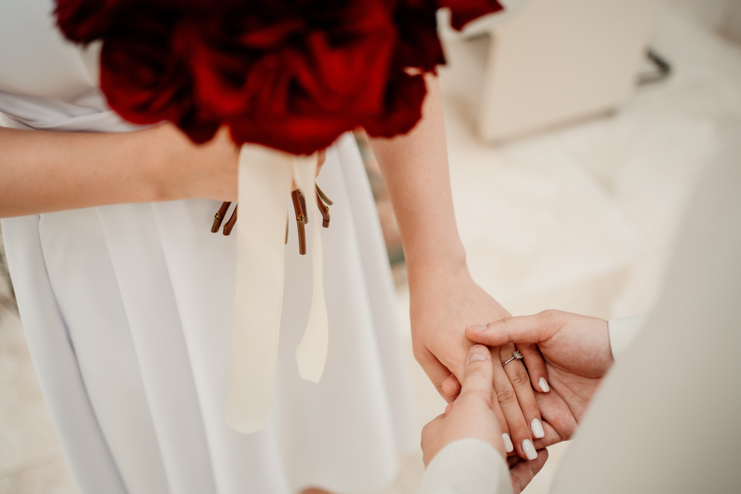 Miri fericiți în fața oficiului stării civile din Ilfov, celebrând începutul unei noi vieți împreună. Fotografie de cununie civilă, capturând naturalețea și bucuria momentului special.