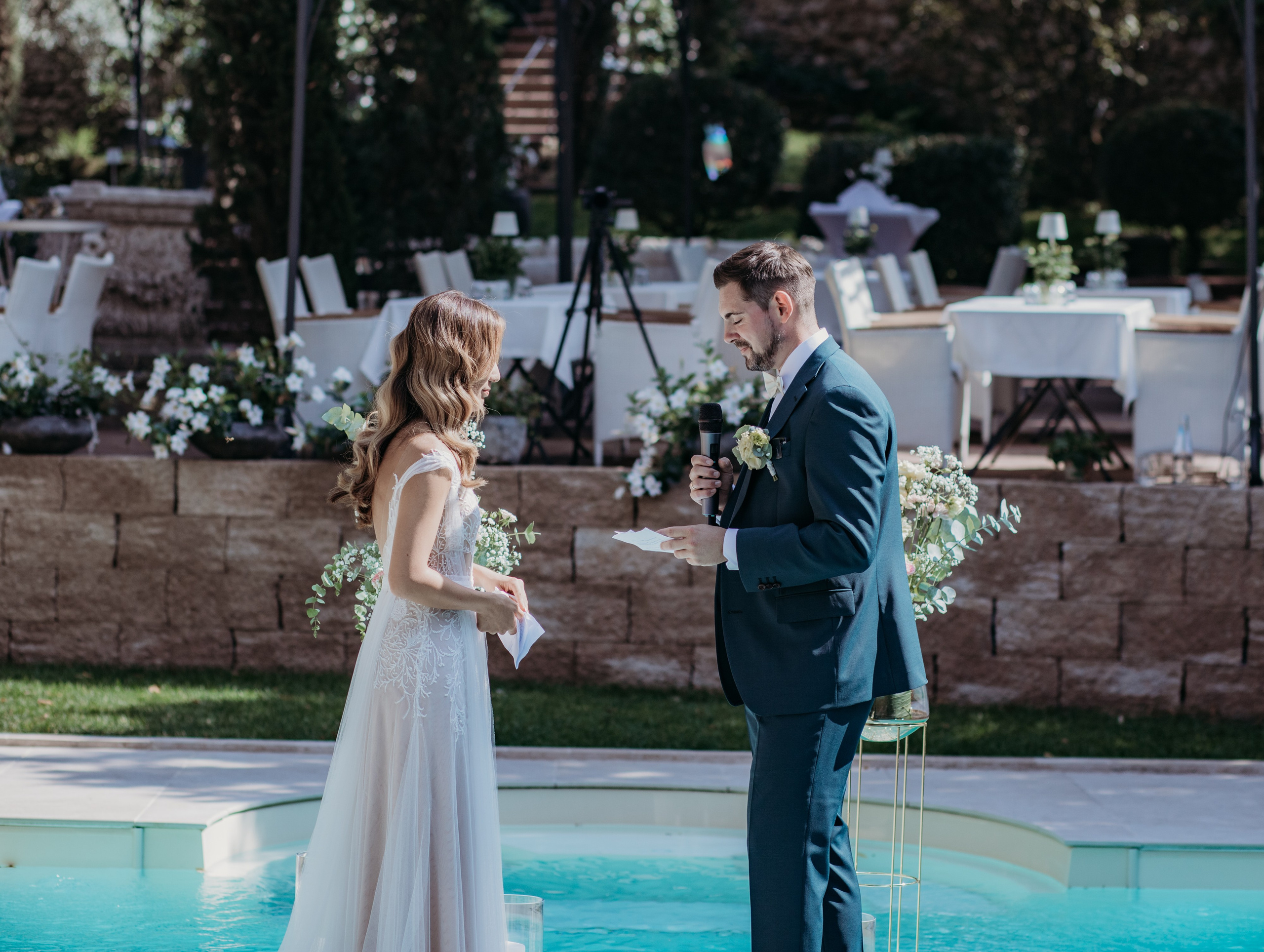 Eheringe auf Leinenstoff – stilvolle Hochzeitsdetails im Morrhof