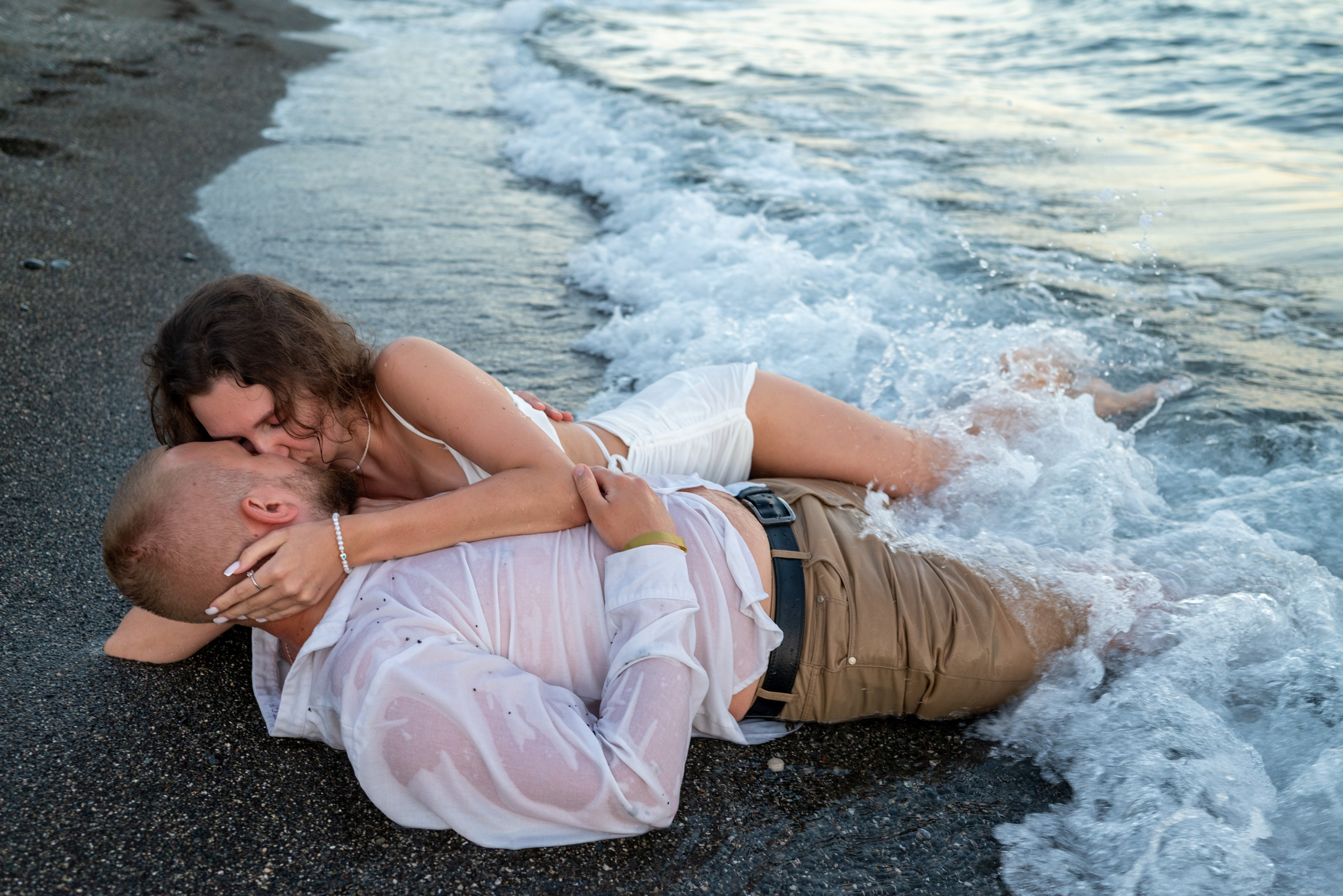 Свадебная фотосессия на диком пляже в Кемере. Photographer in Antalya, Kemer, Turkey