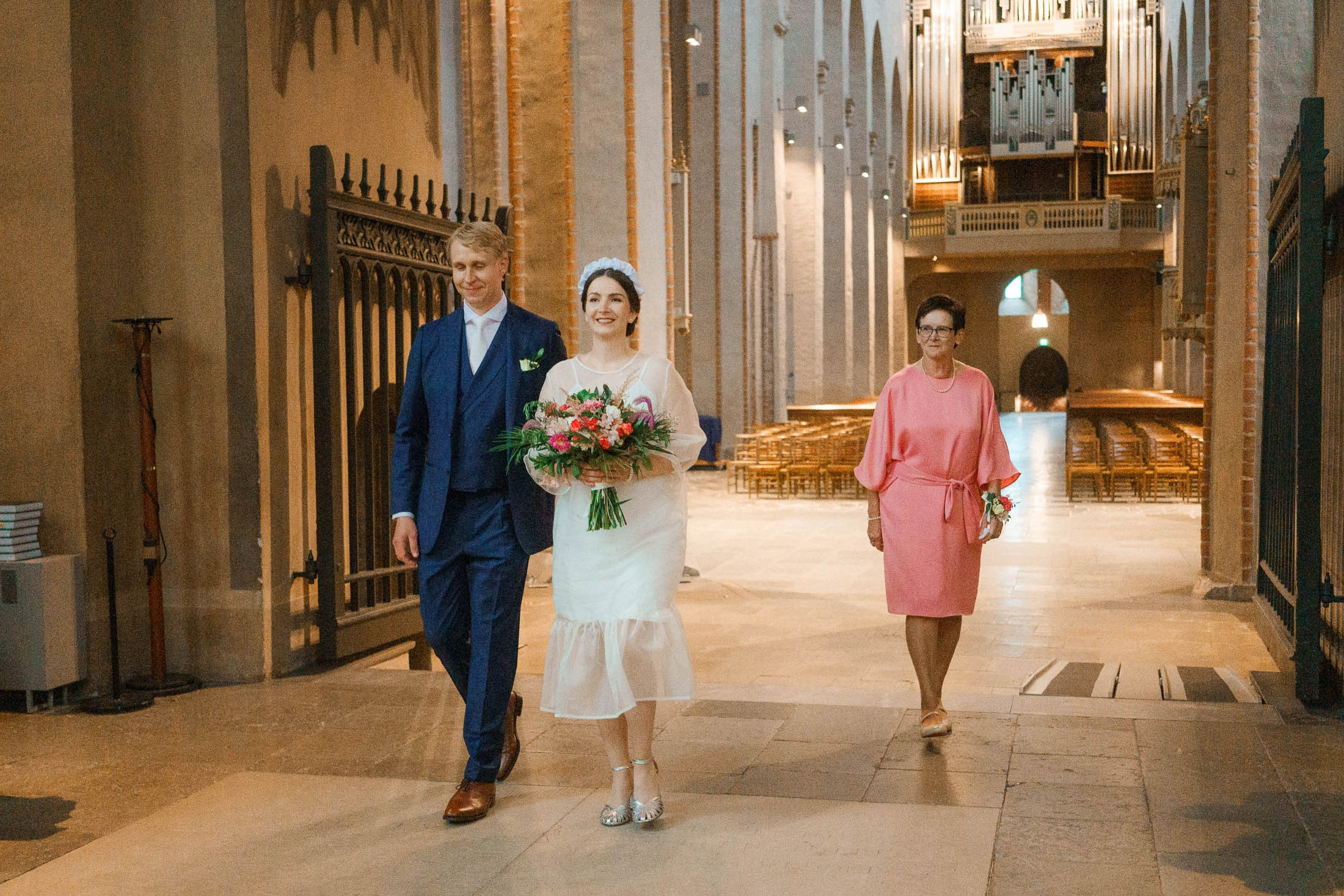 Morsian ja sulhanen kävelevät alttarilla Turun tuomion kirkossa