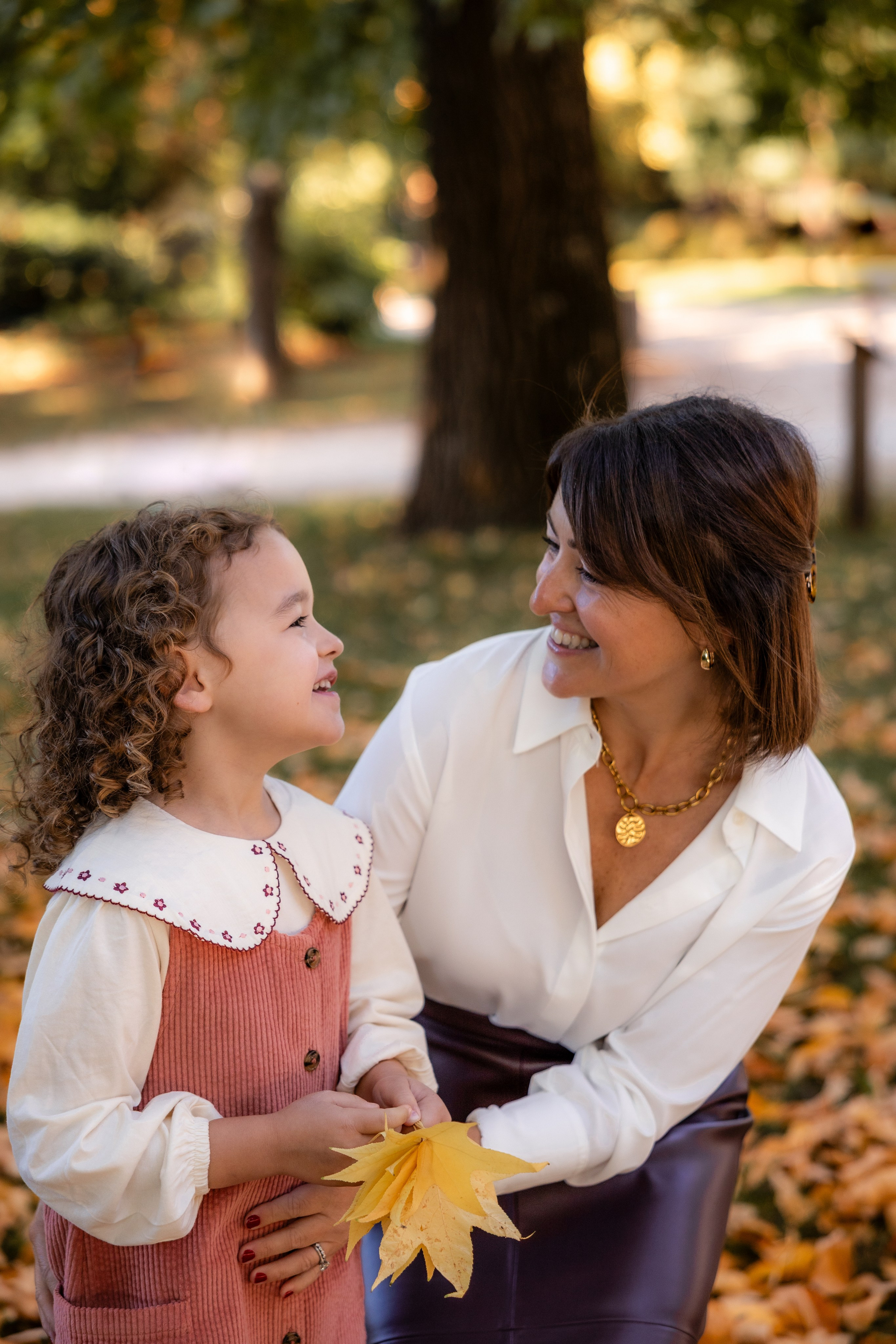 Autumn Family photoshoot in Toulouse. Jardin des Plantes. Eugénie Smirnova — your photographer in Toulouse and southwest France