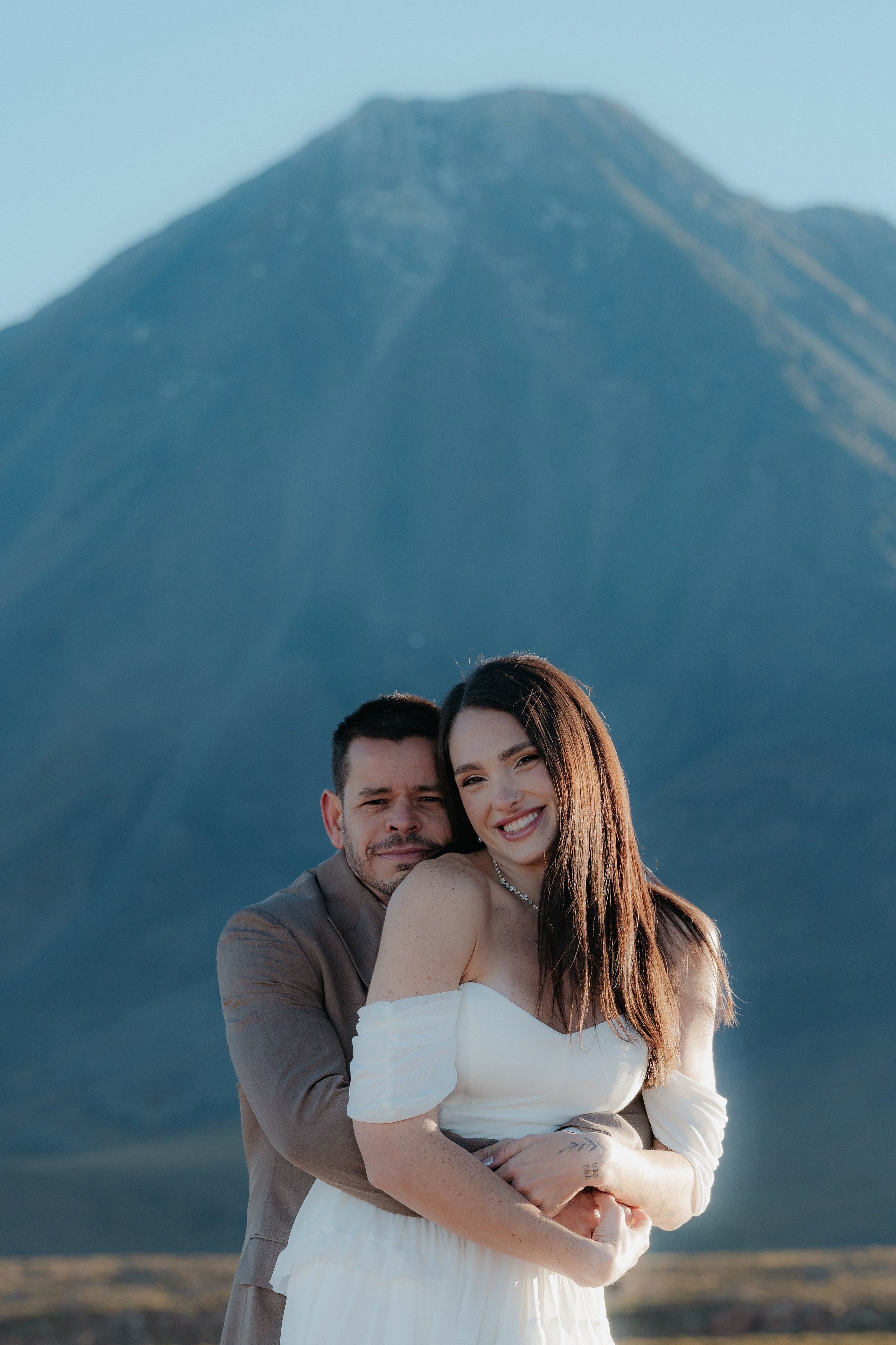 Pre-wedding no mirante do vulcão Licancabur. Photographer in San Pedro de Atacama