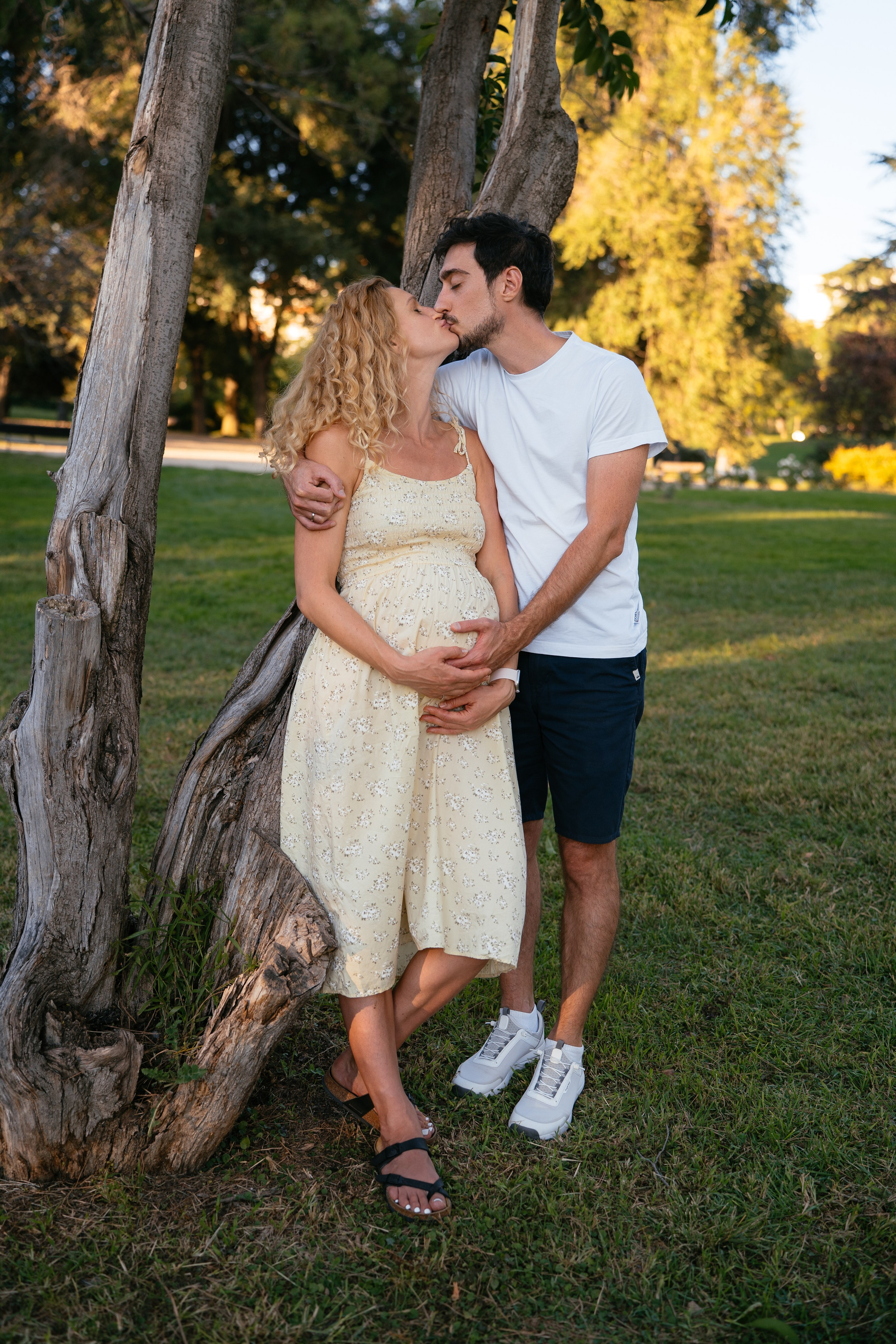 Candid pregnancy photoshoot in the park. Photographer in Madrid, Spain. Alyona Belyaninova