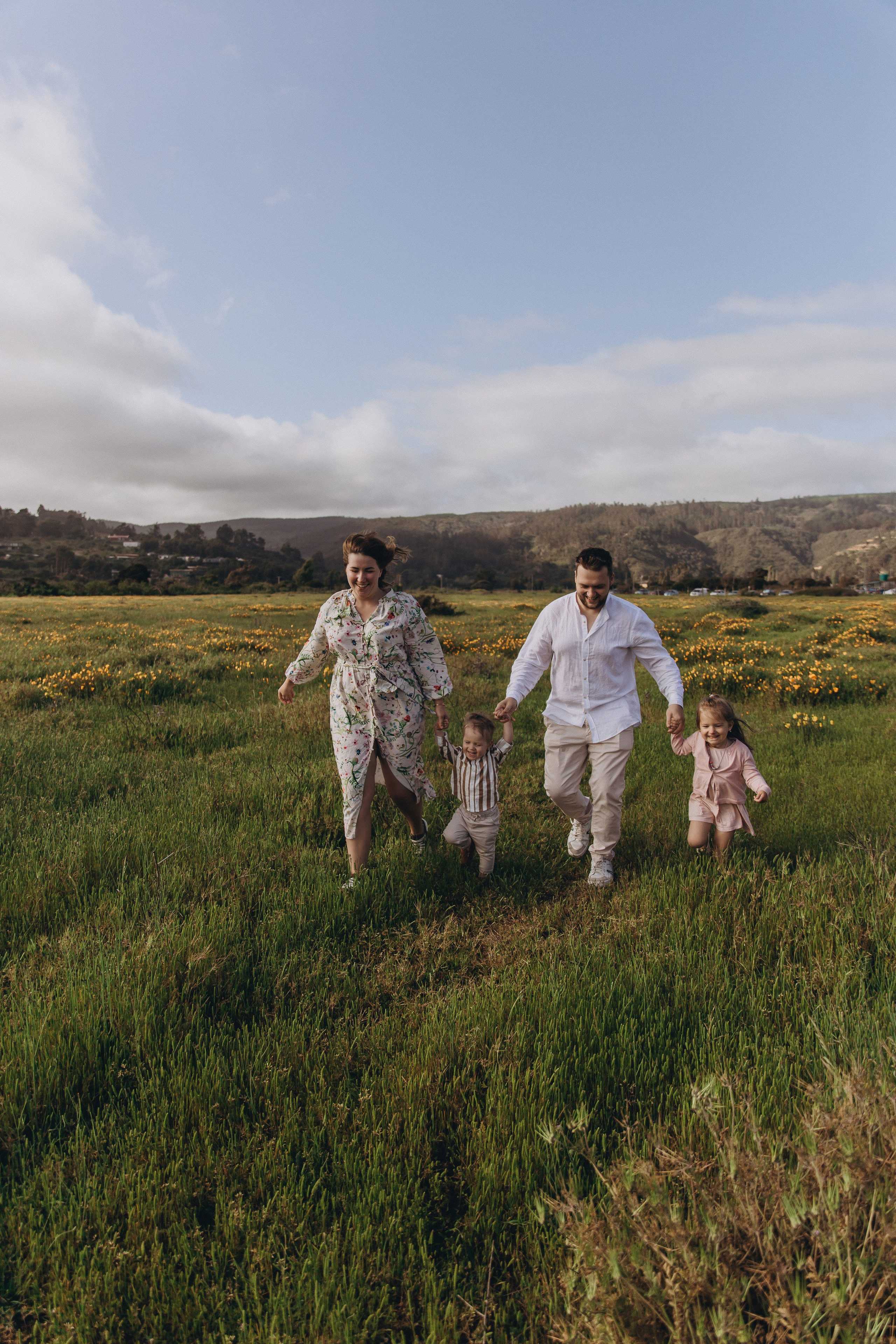 Sesión de fotos familiar en el campo — costa Chilena. Photographer in Santiago, Chile Anna Almazova