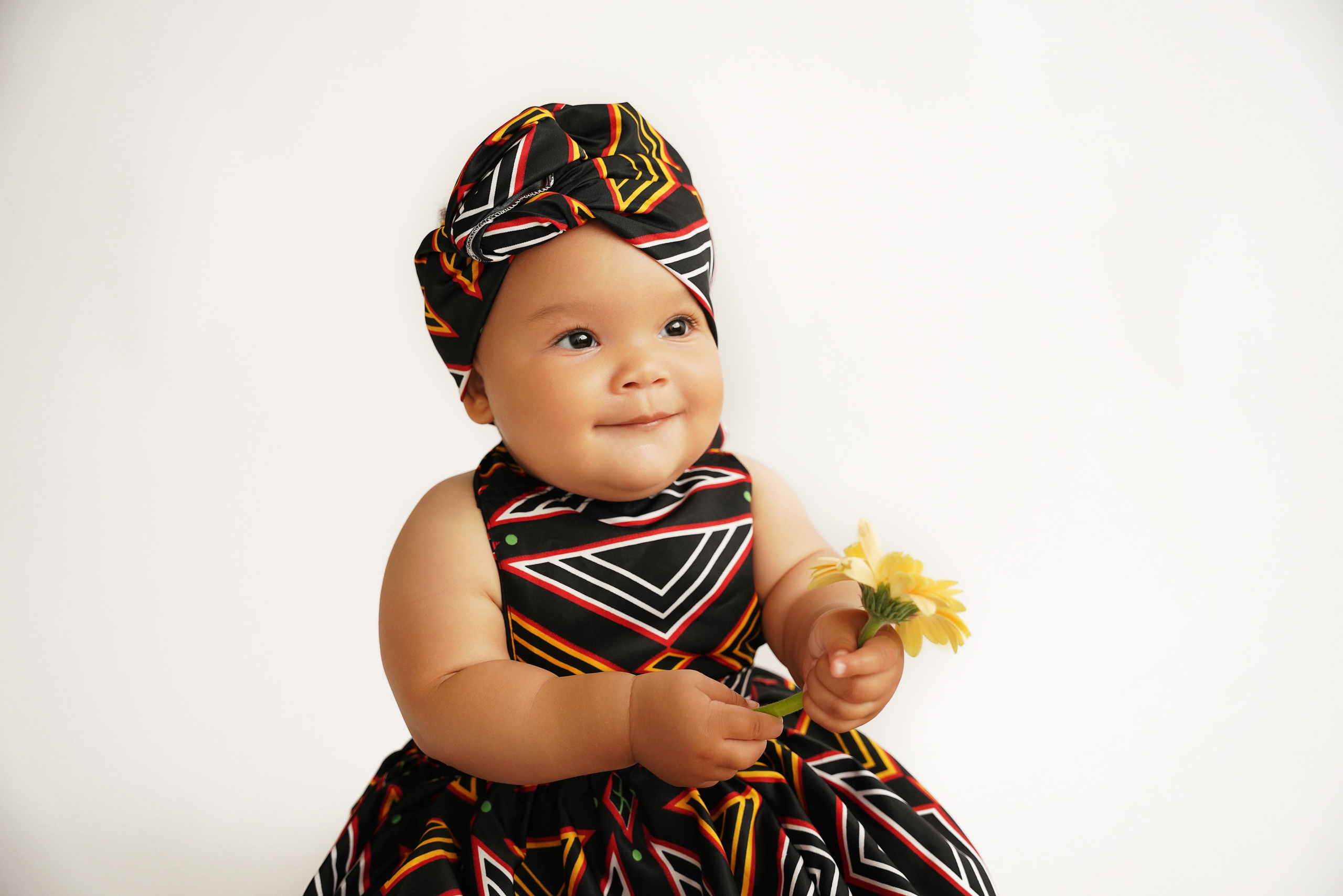 einjähriges Baby in nationaler afrikanischer Kleidung