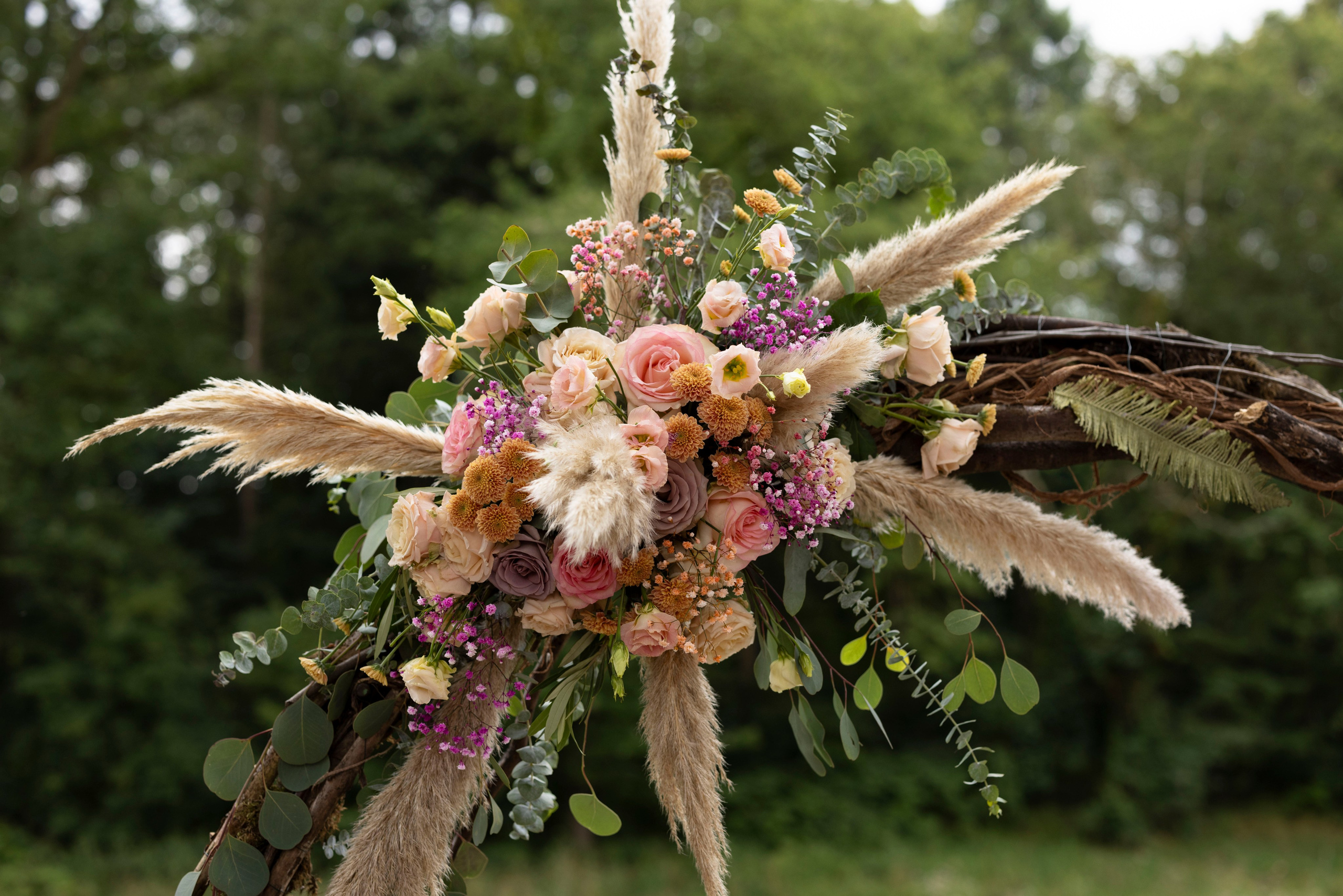 Freie Trauung im Artland Kotten, Quakenbrück, vor einer idyllischen Kulisse aus grünen Wiesen und rustikalen Gebäuden.“