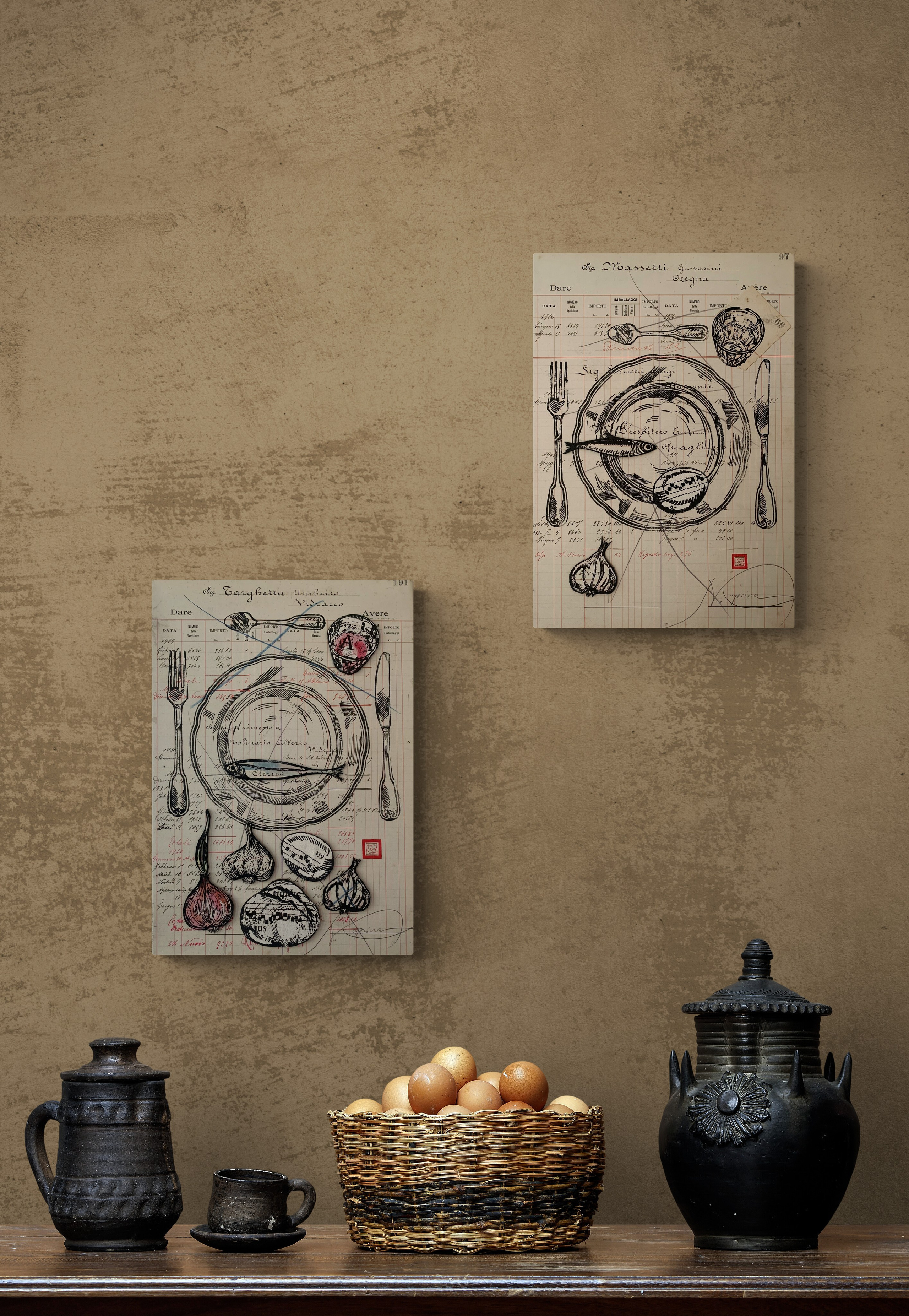 In Panem Quotidianum, Nadia Kuprina utilizza un registro contabile piemontese del 1918–1930 come supporto originale. Ogni piatto e ogni posata sono incisi e stampati a mano dall’artista con la tecnica della linoleografia, valorizzando la pressione, l’imperfezione e la fisicità del segno. Il numero della pagina originale diventa titolo dell’opera, mantenendo visibile la traccia storica del documento. La stampa dialoga con la memoria della tradizione gastronomica italiana e con il tema della gratitudine del pasto quotidiano, trasformando l’oggetto inciso in simbolo di condivisione e rito.