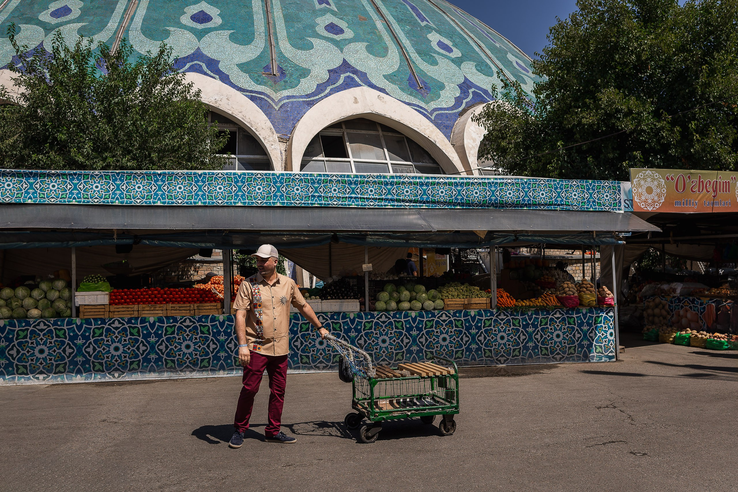 Travel photographer Tashkent — photo session at Chorsu Bazaar.