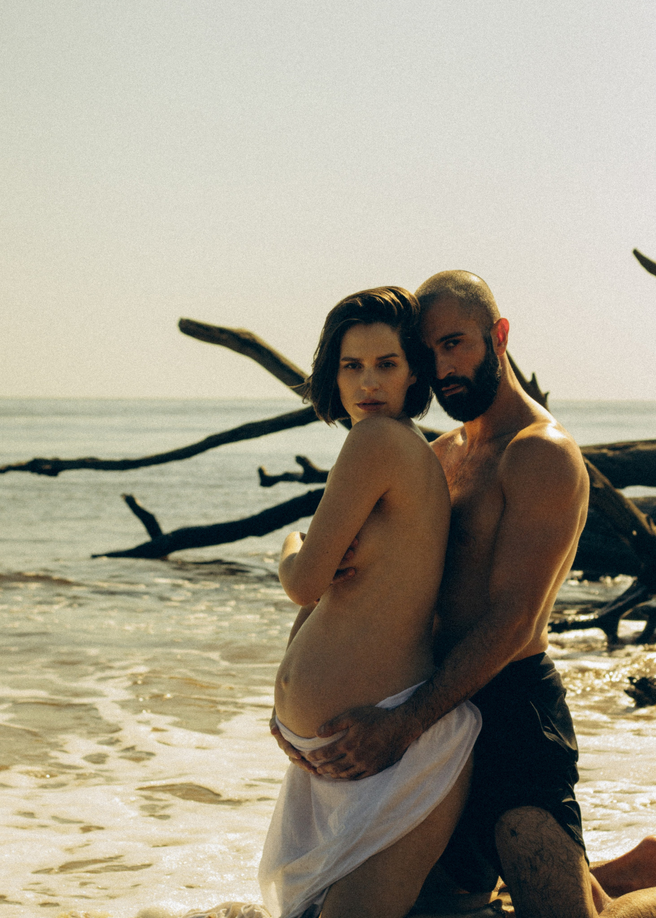 Maternity photoshoot at the beach. Portrait and couples photographer in Florida, Valeriia Honcharova