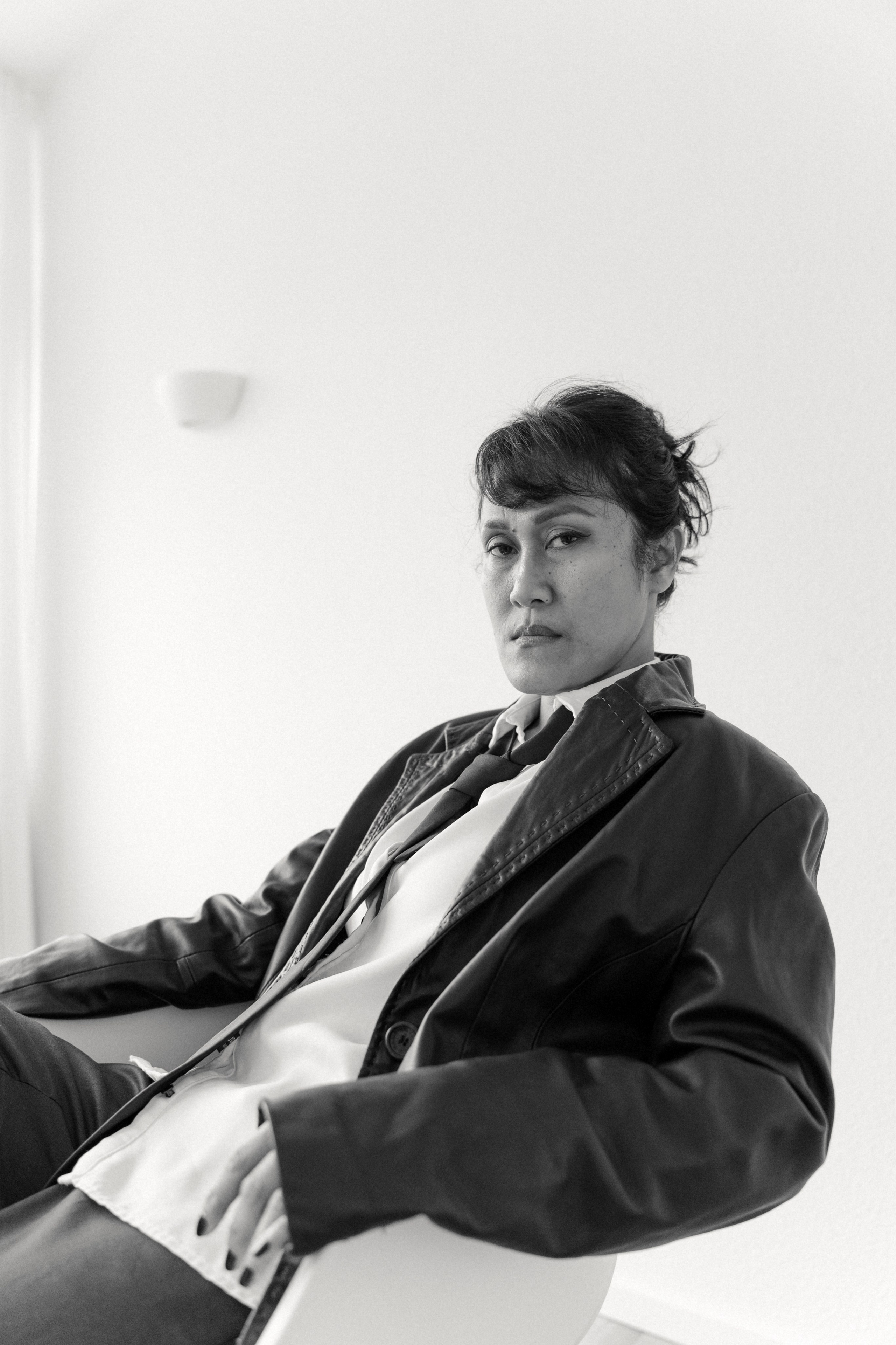 Fotosessions einer Frau im Männerlook. Schwarz-weiß Fotografie in Münster. Fotografin Viktoria Roschen