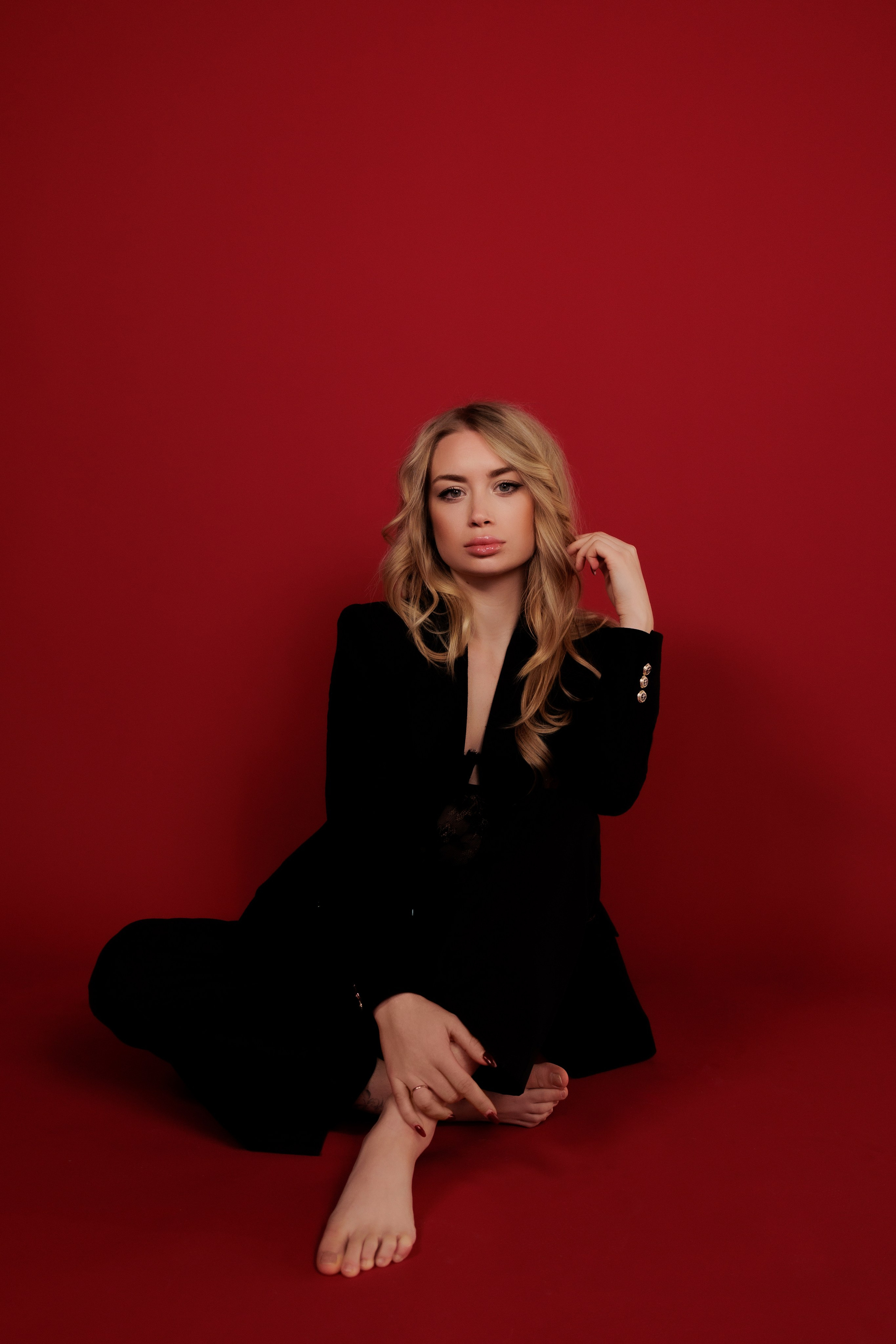 Modern Elegance. Studio Portrait Session. Red & Black Fashion Aesthetic. Kristina Kozheltsova- Soulful Portrait&Lifestyle&Love Story Photographer in Leipzig, Germany