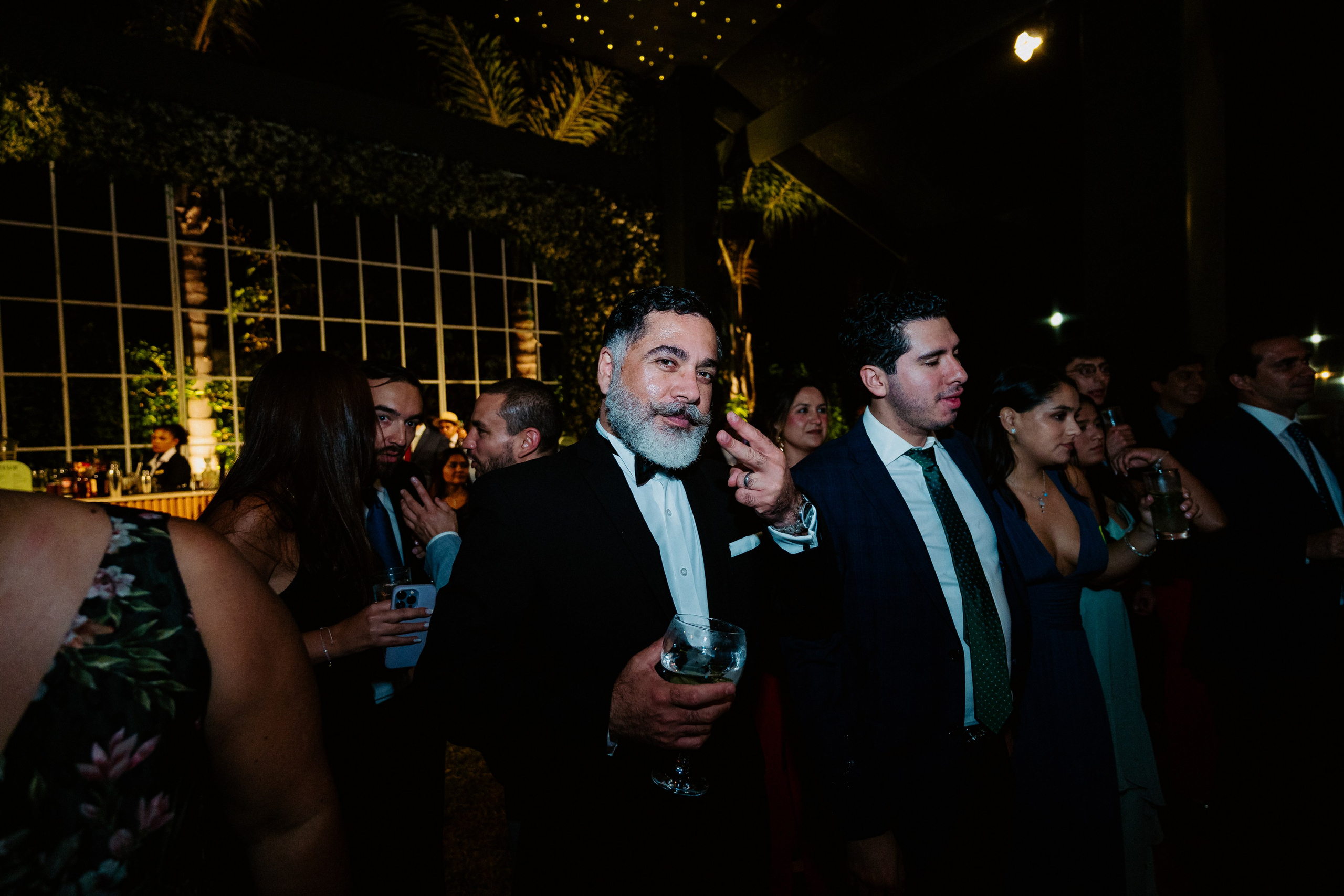 Un vistazo a la fiesta. Fotógrafo de Bodas en Lima | Ronhy Altamirano. Fotografía narrativa y cinematográfica para bodas, quinceañeras y eventos exclusivos