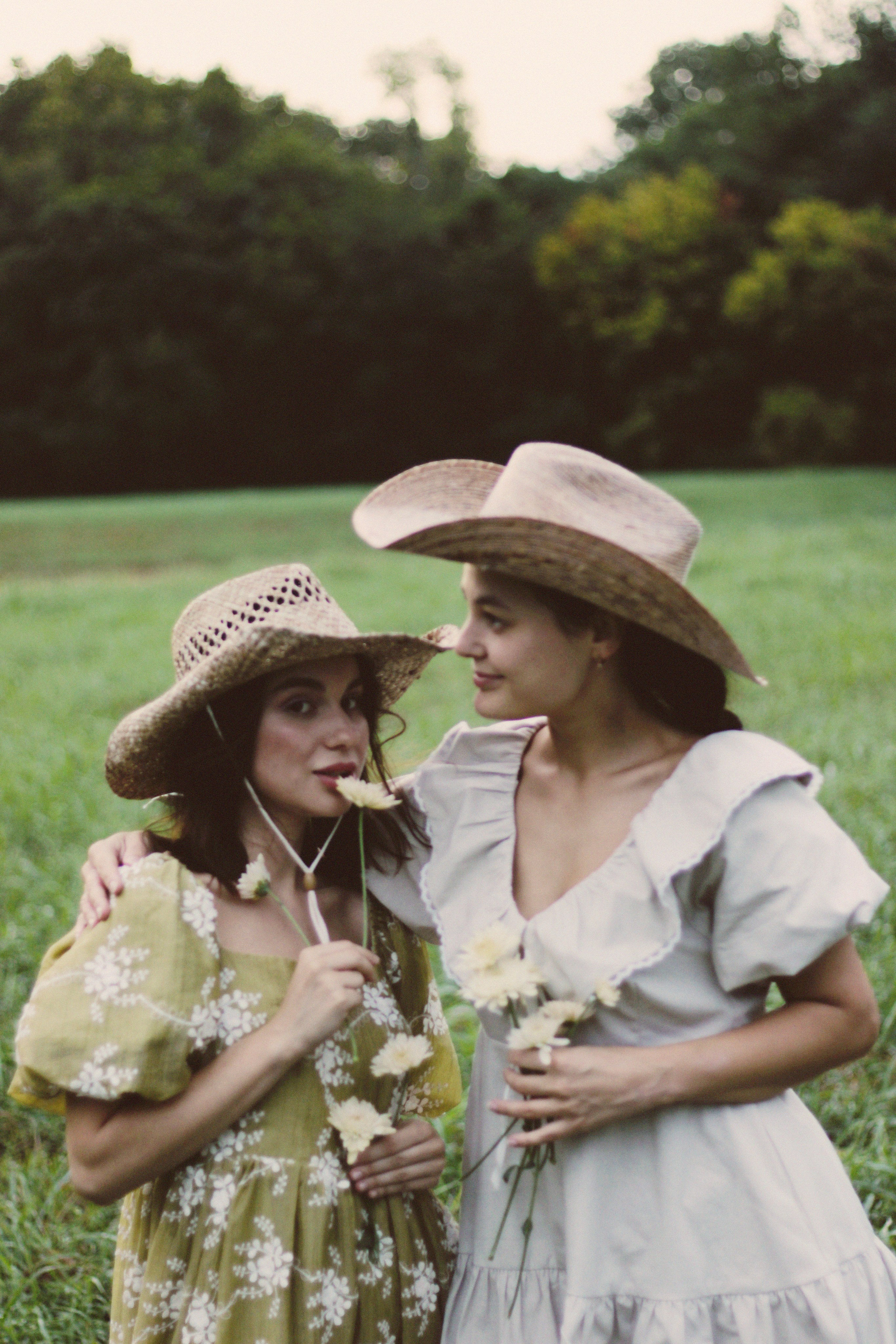 Countryside cowgirl-style portrait photoshoot. Lana Petrychenko — Portrait & Family Photographer. Valencia, Spain