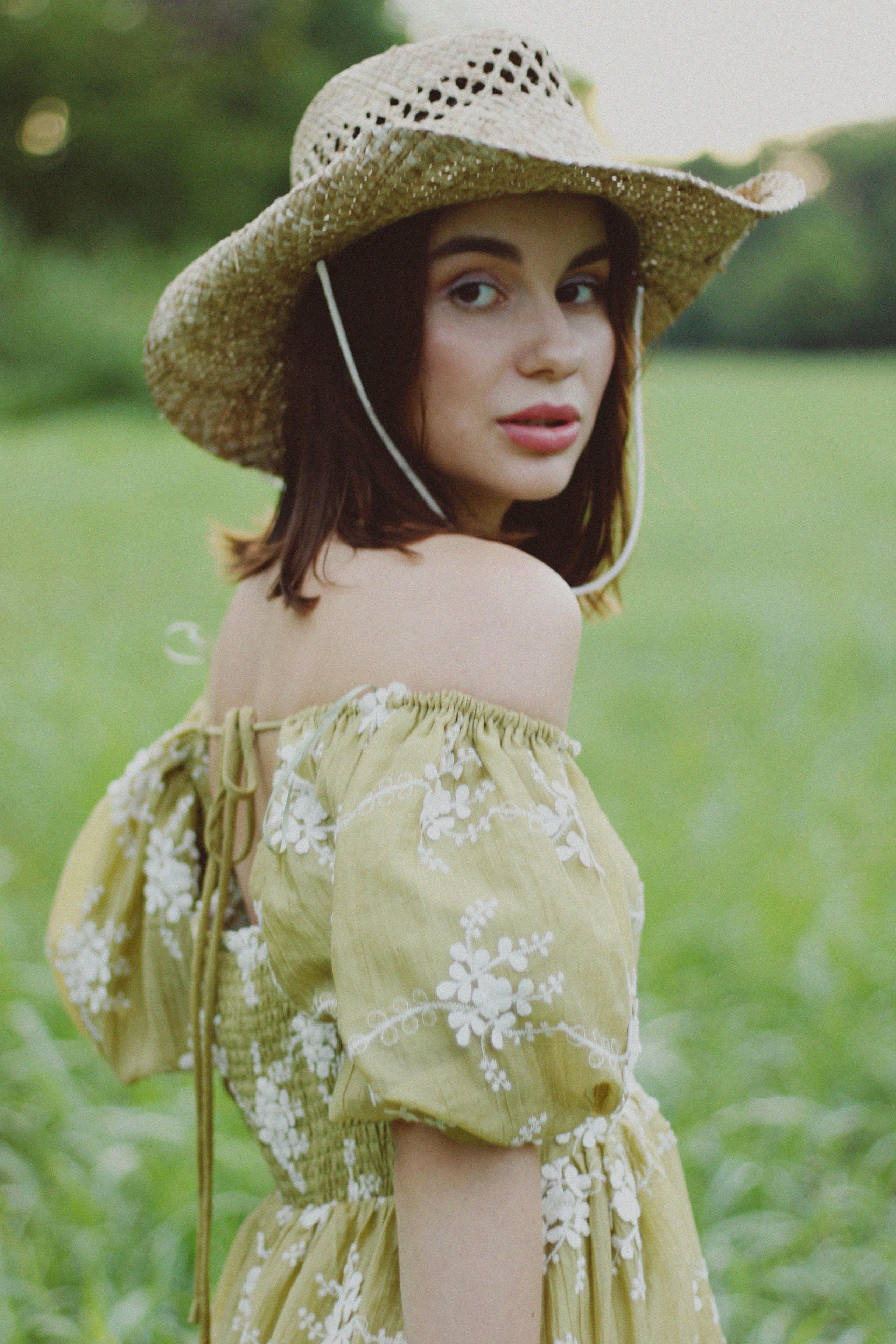 Countryside cowgirl-style portrait photoshoot. Lana Petrychenko — Portrait & Family Photographer. Valencia, Spain