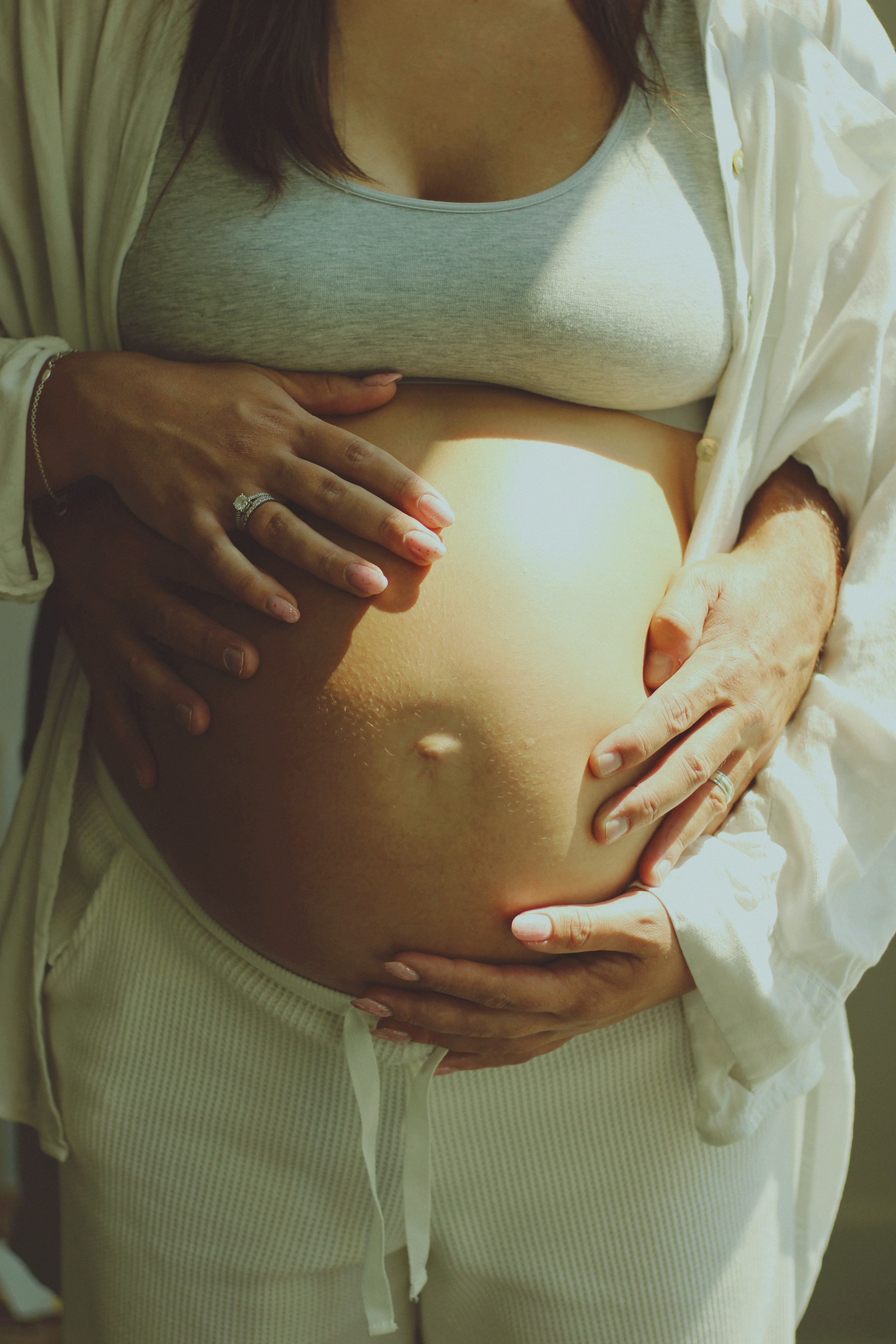 Maternity, Family & Pregnancy Photoshoot at Home. Lana Petrychenko — Portrait & Family Photographer. Valencia, Spain