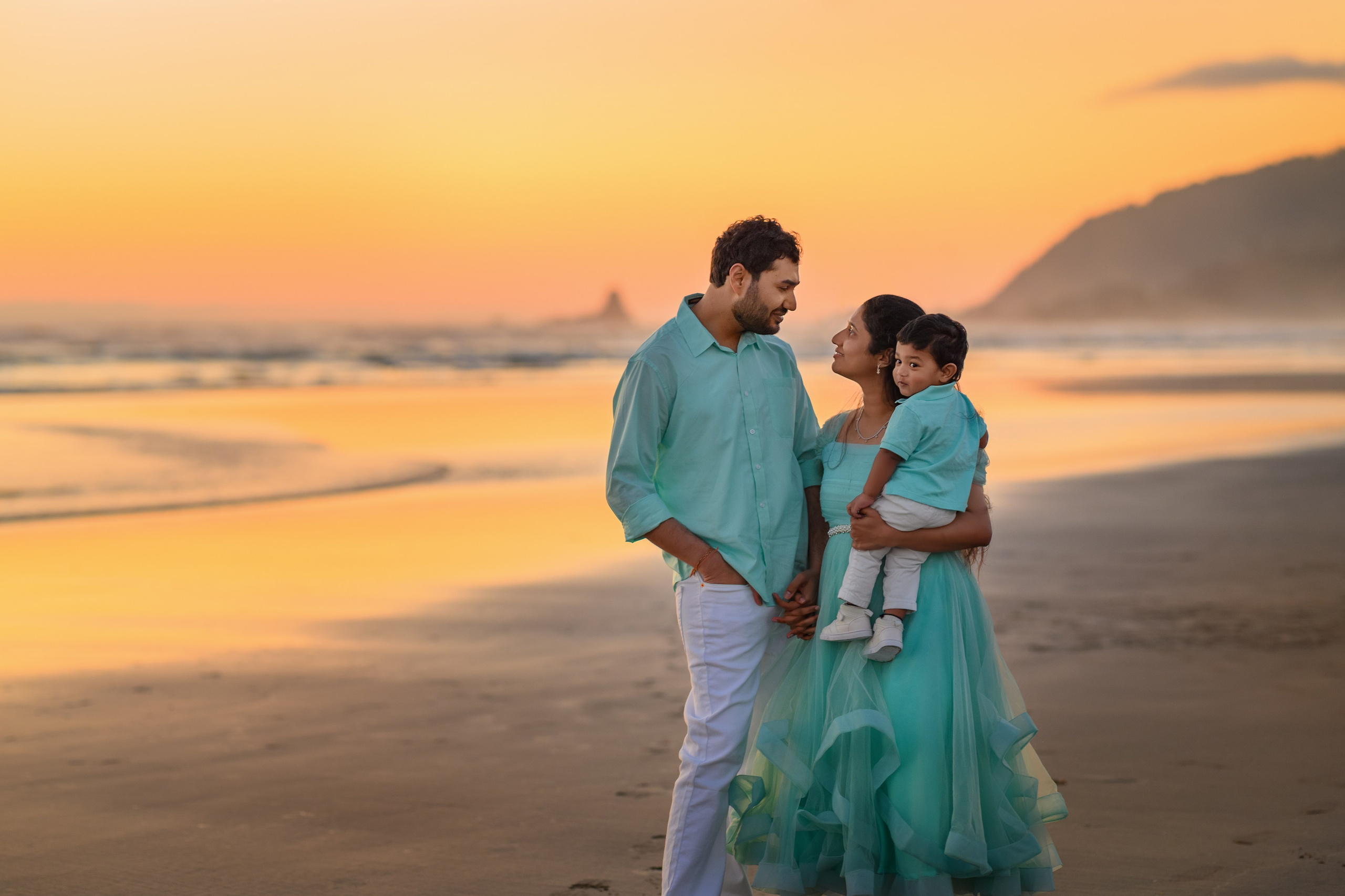 Jigeesha’s family. Wedding & family photography in Seattle area. Helen Michelle photographer