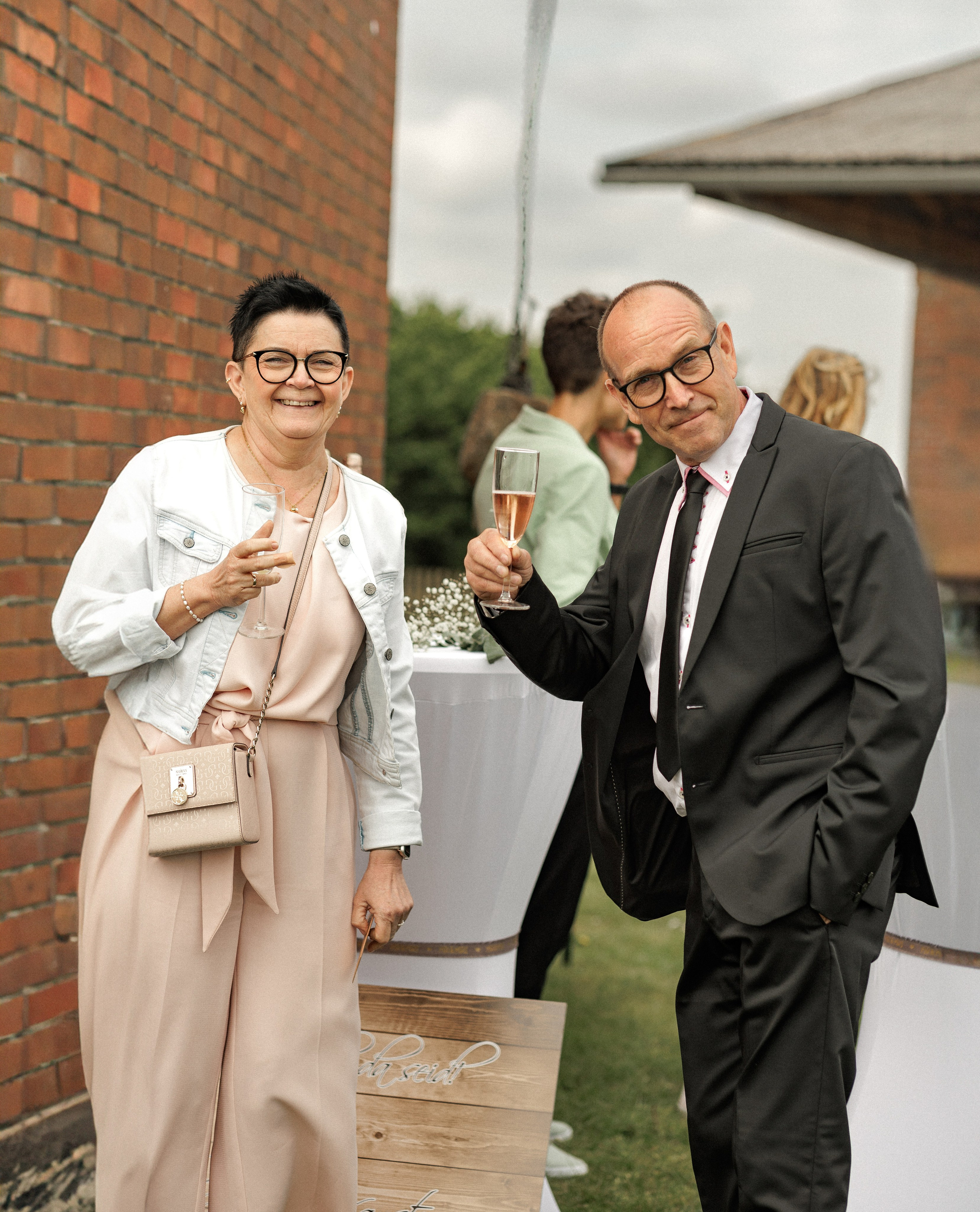 Hochzeitsfotografie an der Windmühle Eyendorf | Historische Romantik in Niedersachsen. Hochzeitsfotograf und Hochzeitsvideograf aus Hamburg | Roka21Film