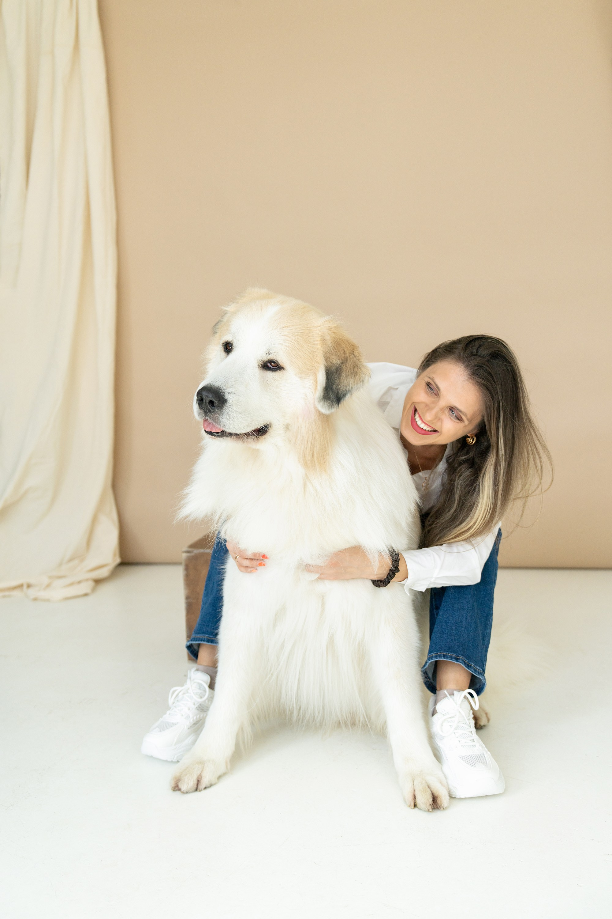 Poros ir jų šuns fotosesija studijoje Vilniuje. Vita Klimaševska ○ Fluffy Soulmate Photography