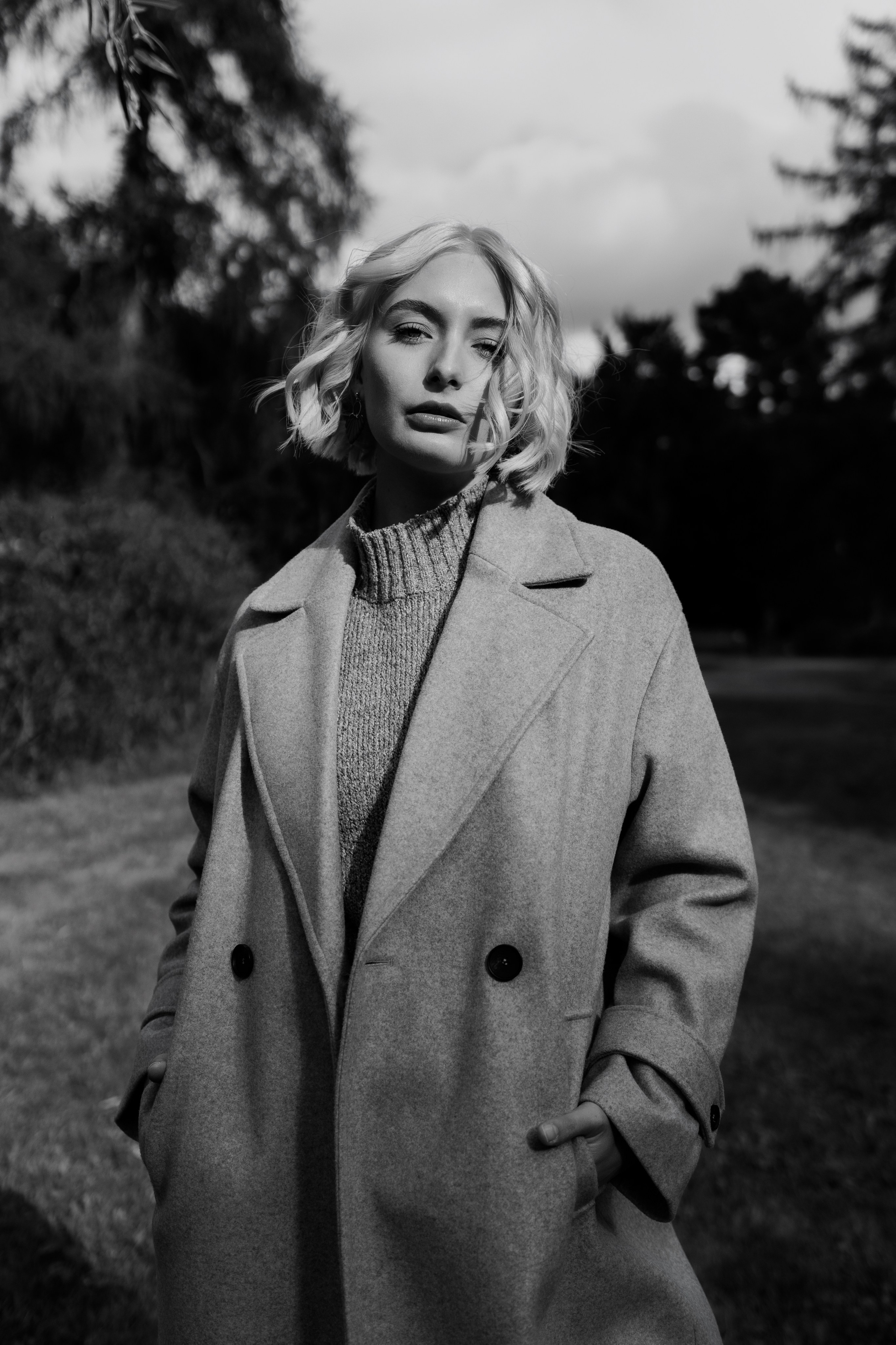 Autumn Portrait in the Park. Woman in Coat&Sweater. Cinematic&Emotional Photography by Kristina Kozheltsova. Kristina Kozheltsova- Soulful Portrait&Lifestyle&Love Story Photographer in Leipzig, Germany