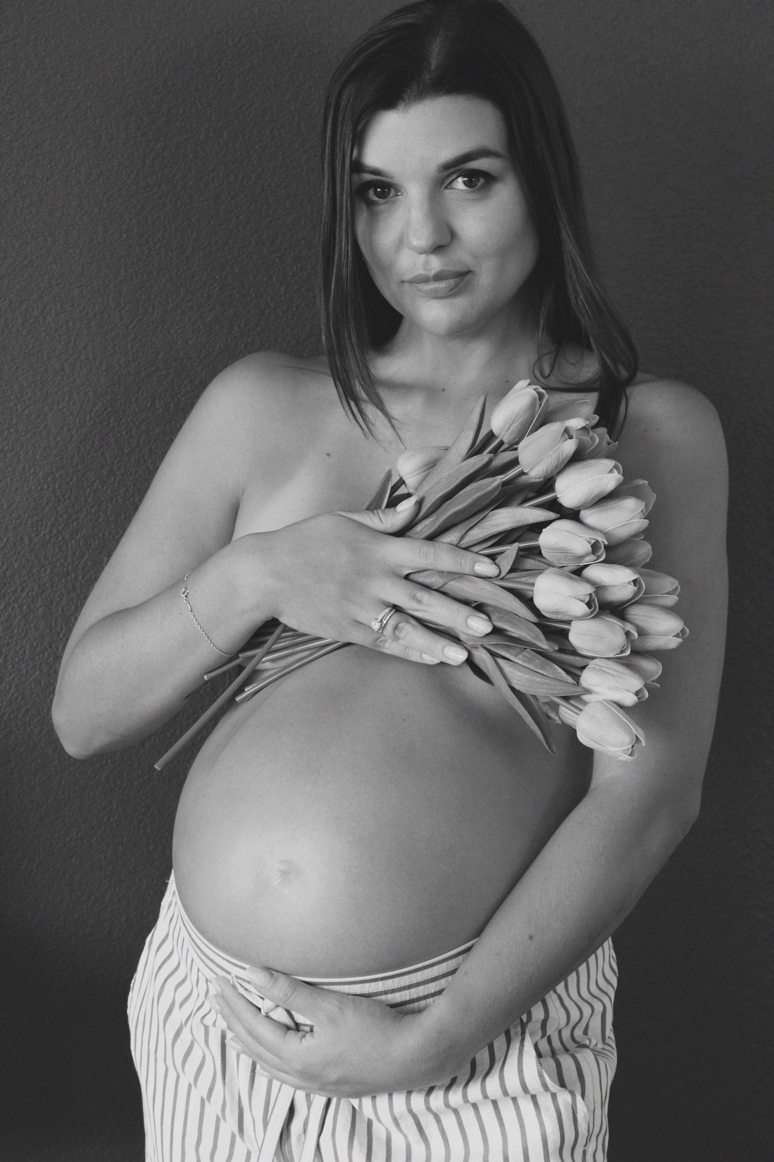 Maternity, Family & Pregnancy Photoshoot at Home. Lana Petrychenko — Portrait & Family Photographer. Valencia, Spain