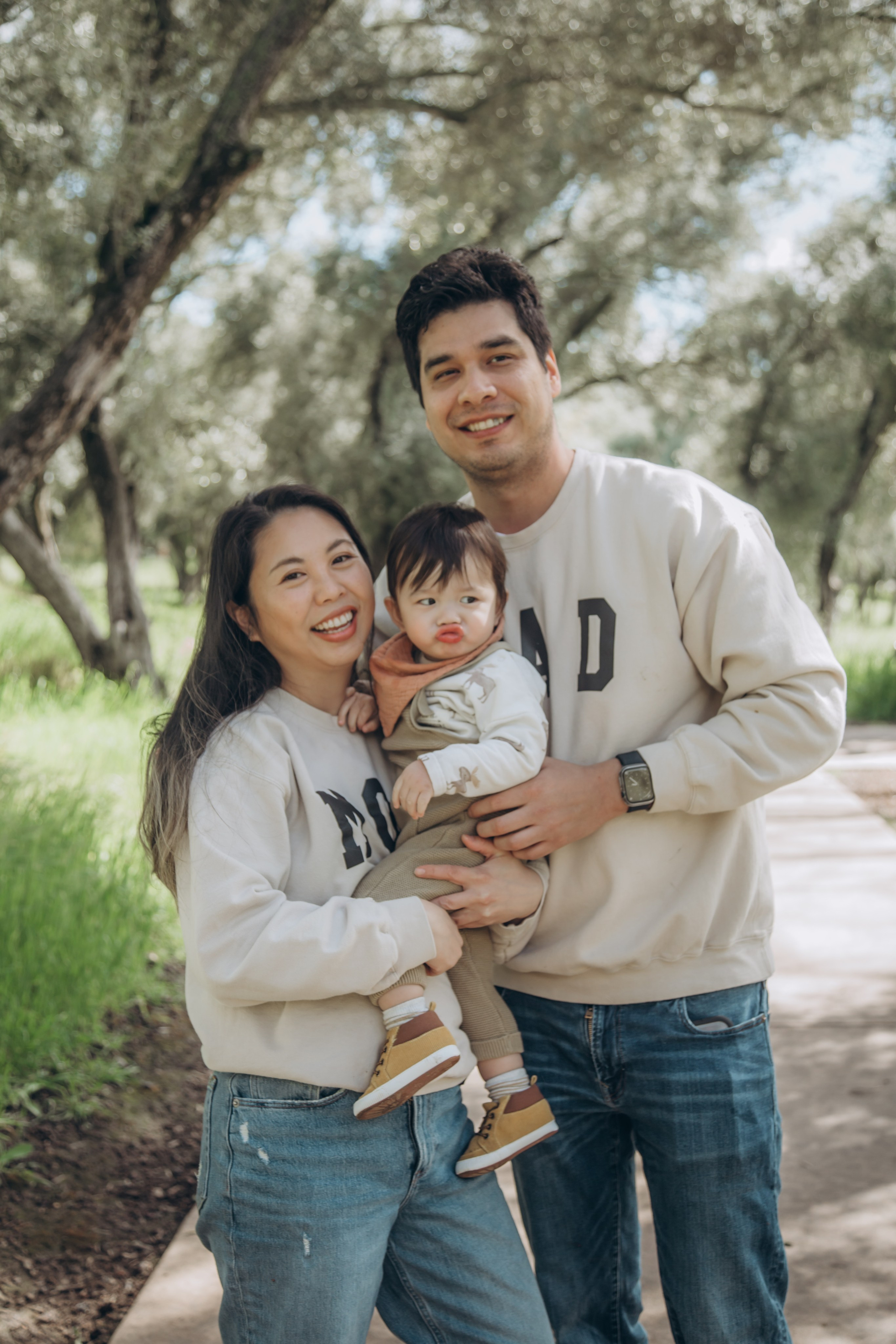 Family in nature. Family and children’s lifestyle photographer Elena Tumanova